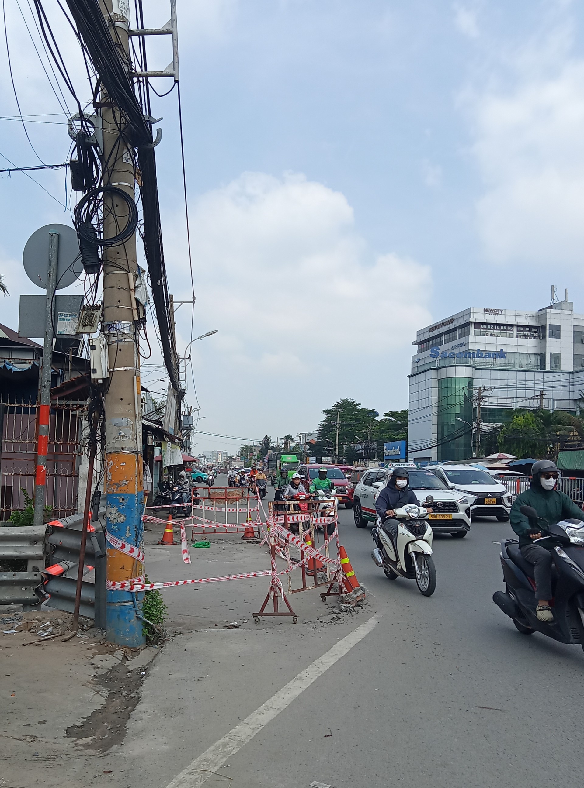 Th&aacute;o dỡ đoạn cống hộp để giảm kẹt xe - Ảnh 1.
