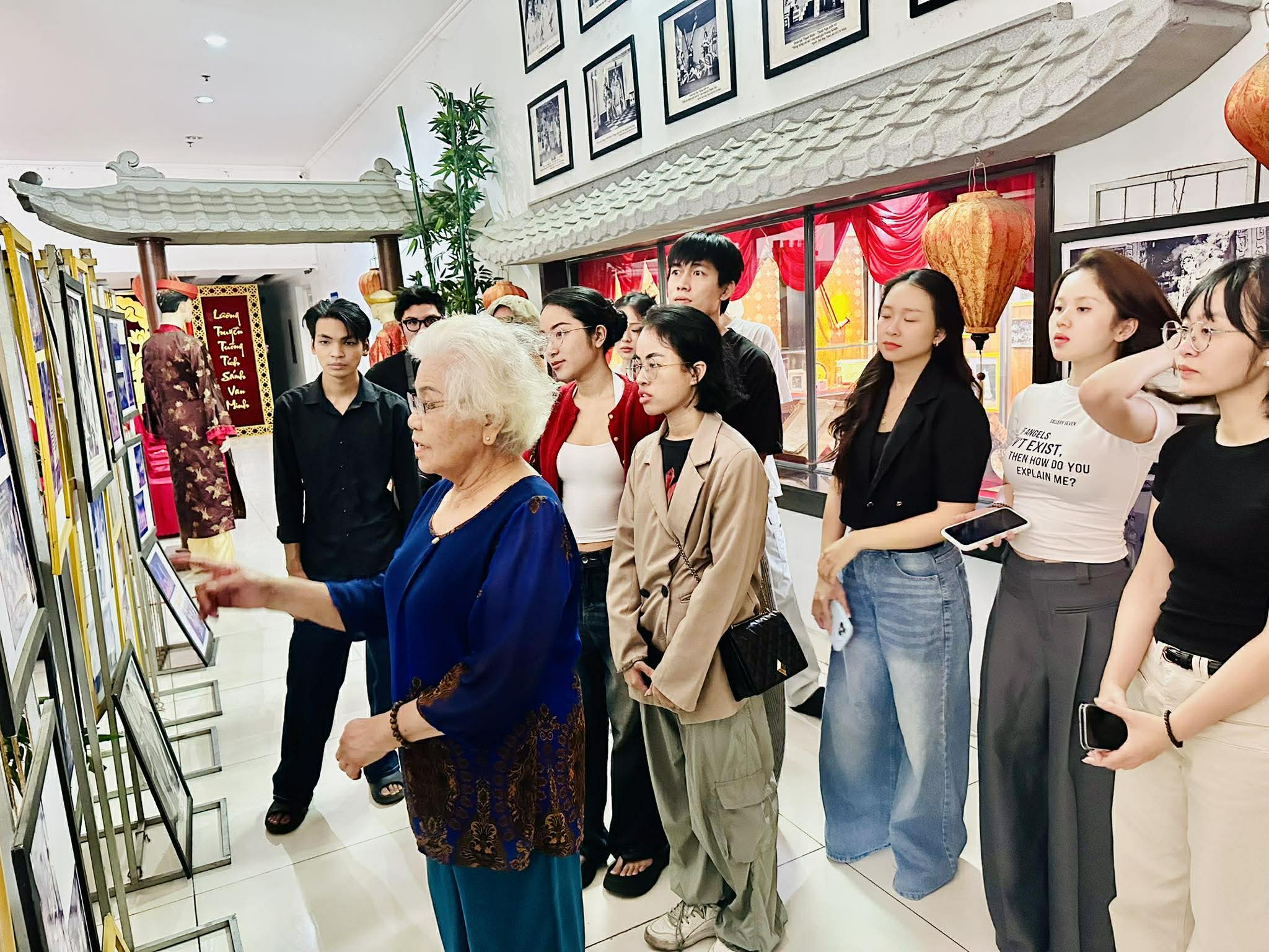 NSƯT Ca Lê Hồng truyền lửa nghề cho diễn viên trẻ sân khấu Xóm kịch - Ảnh 2.