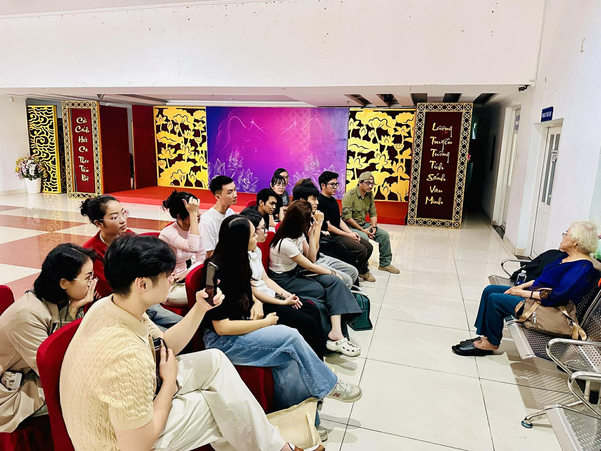 NSƯT Ca Lê Hồng truyền lửa nghề cho diễn viên trẻ sân khấu Xóm kịch - Ảnh 3.