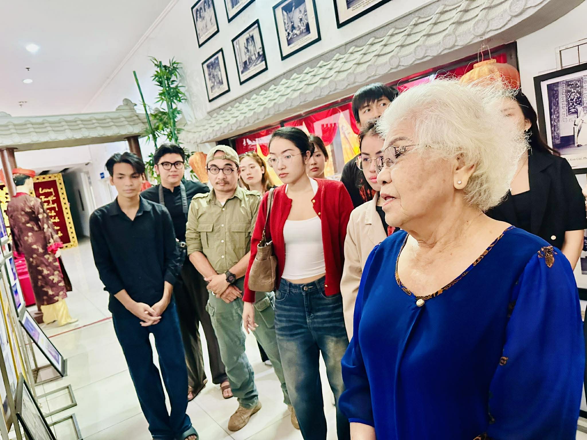 NSƯT Ca Lê Hồng truyền lửa nghề cho diễn viên trẻ sân khấu Xóm kịch - Ảnh 8.