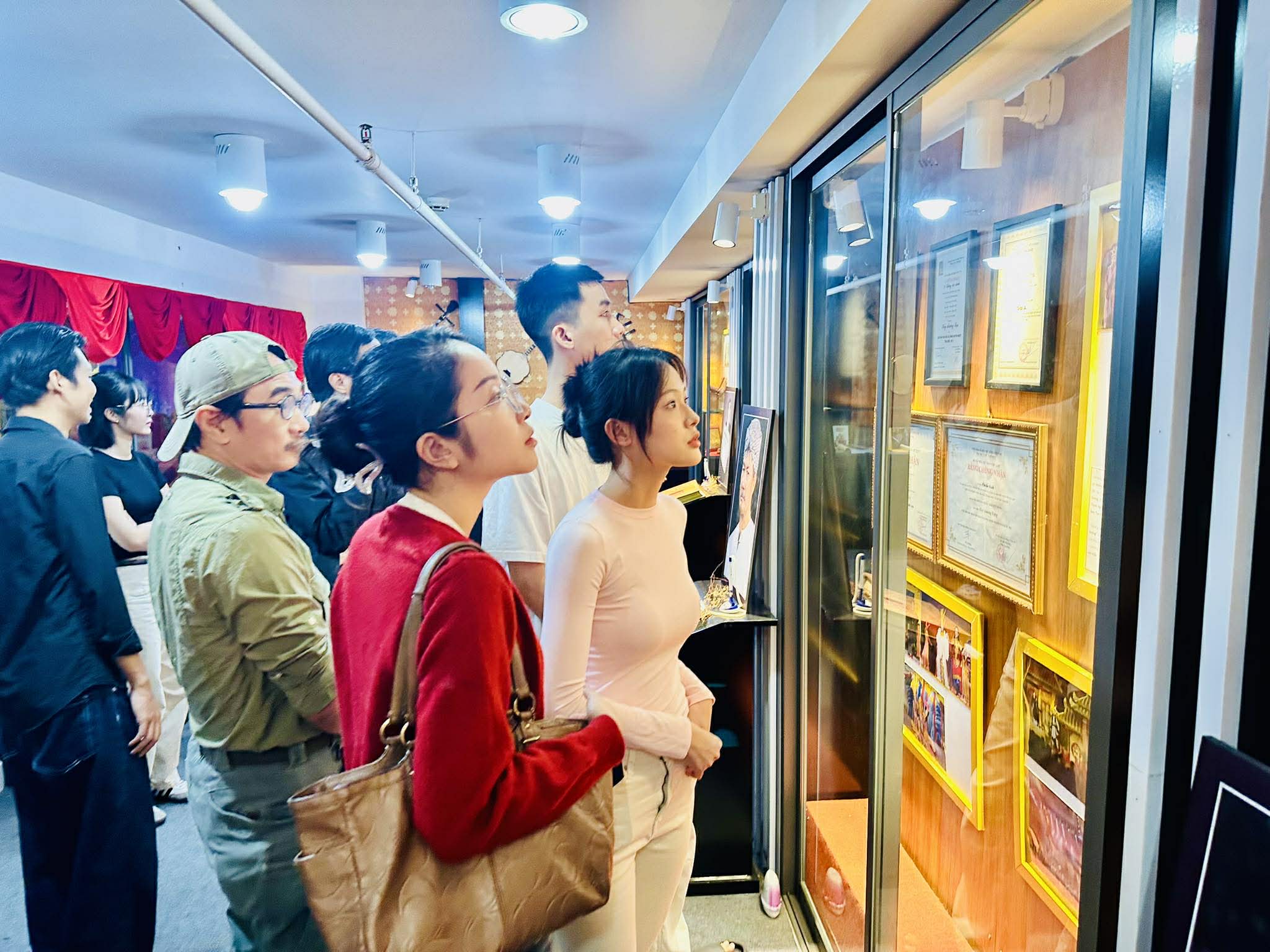 NSƯT Ca Lê Hồng truyền lửa nghề cho diễn viên trẻ sân khấu Xóm kịch - Ảnh 5.