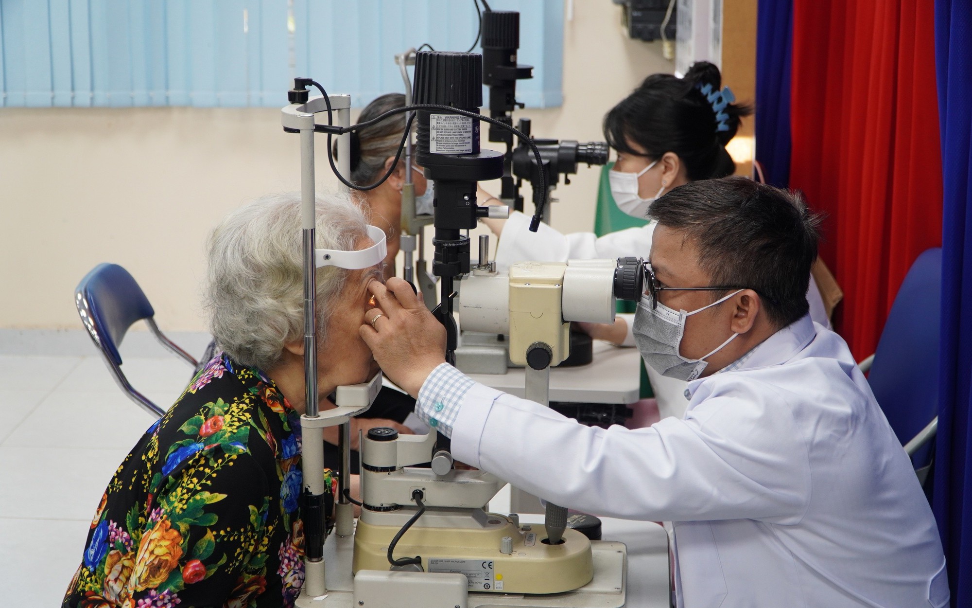 Người d&acirc;n TPHCM đi kh&aacute;m bệnh kh&ocirc;ng h&agrave;i l&ograve;ng c&oacute; thể phản &aacute;nh ngay - Ảnh 2.