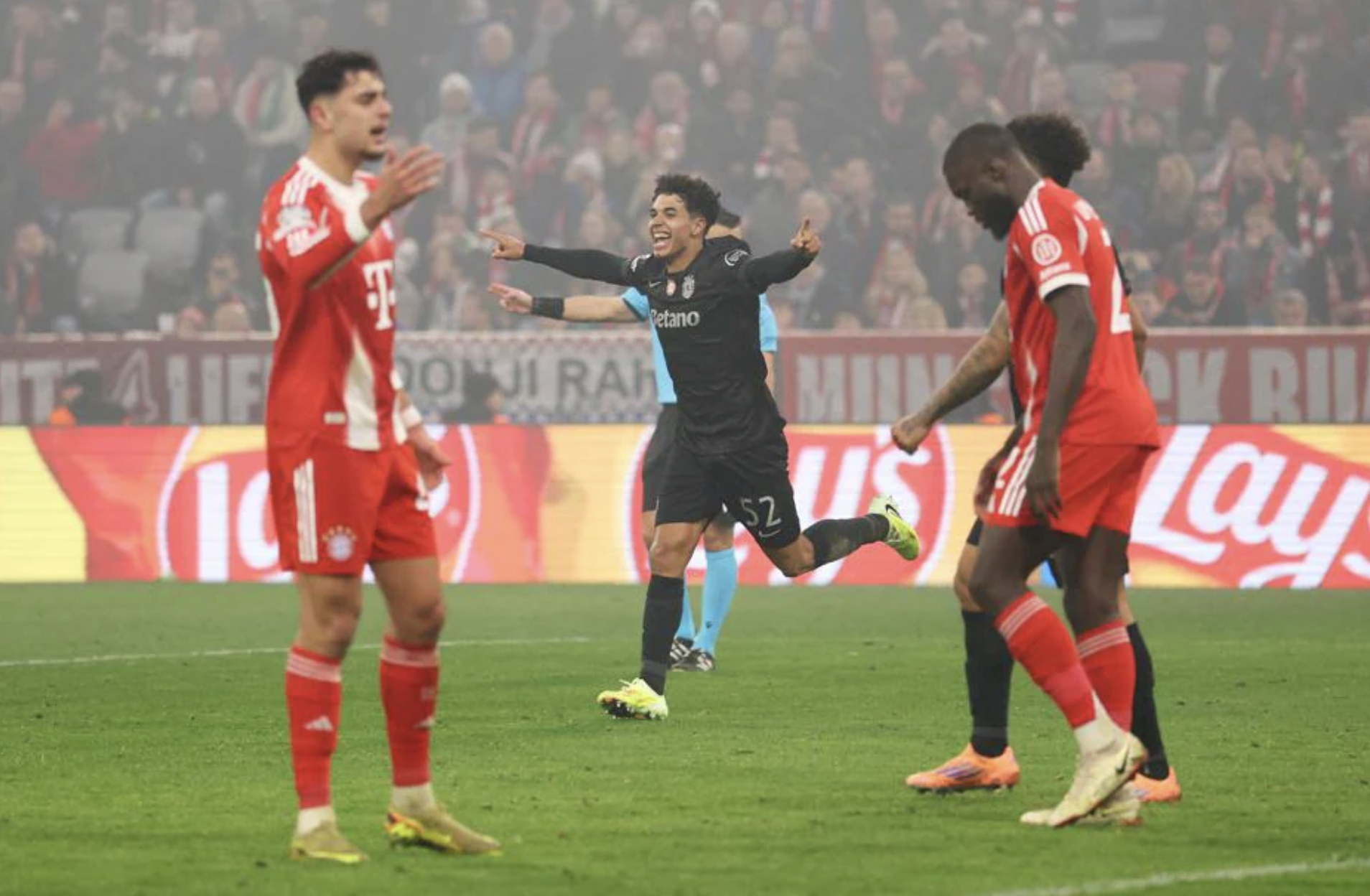 Lennart Karl lập kỷ lục Champions League, Bayern ngược d&ograve;ng hạ Sporting - Ảnh 3.
