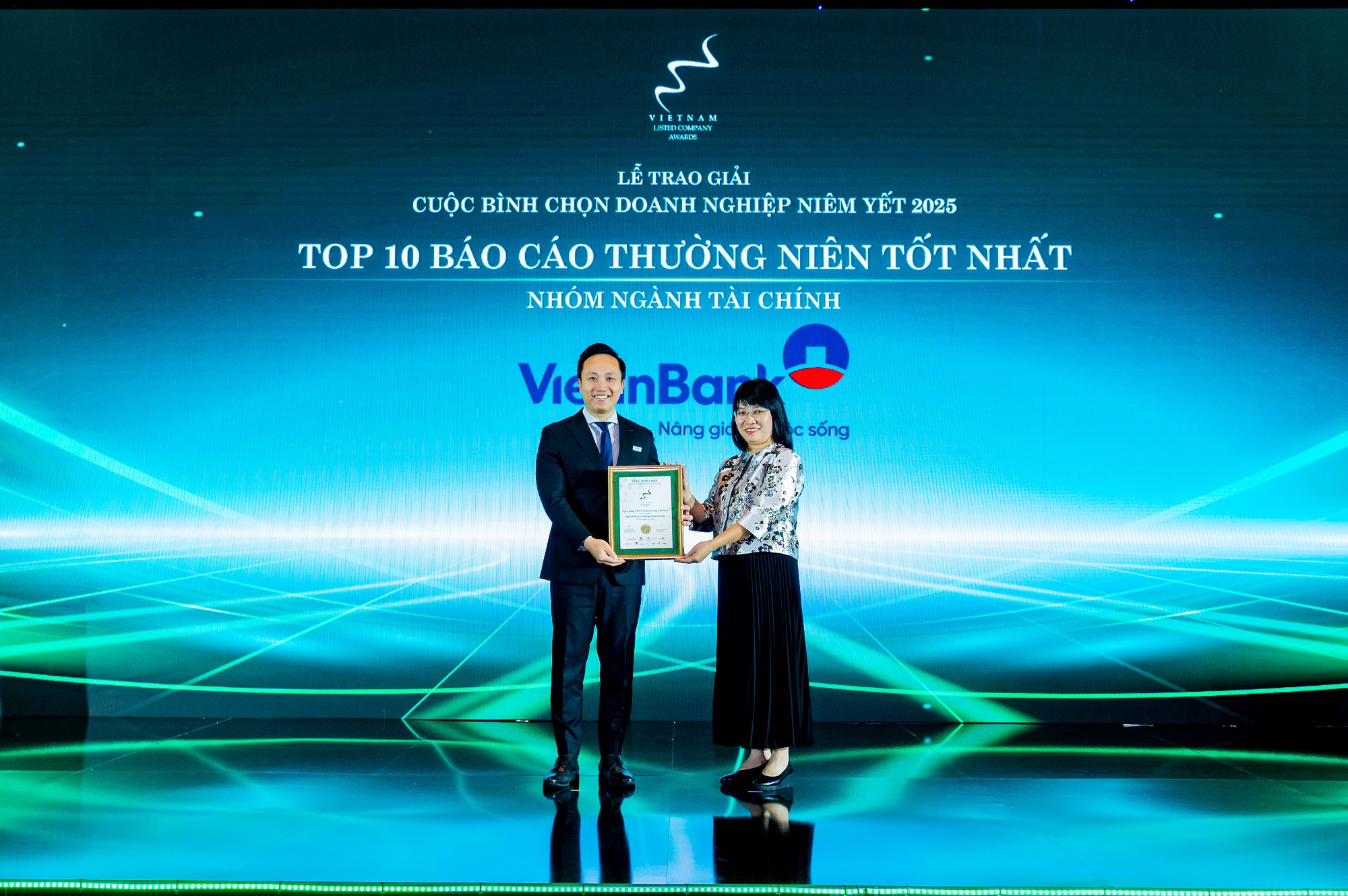 Hai giải thưởng uy t&iacute;n ghi nhận nỗ lực minh bạch trong hoạt động quản trị của VietinBank - Ảnh 1.