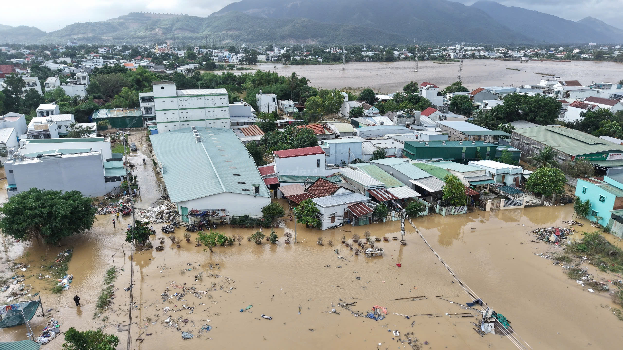 Nha Trang ngập s&acirc;u, dự &aacute;n k&ecirc;nh tho&aacute;t lũ "nằm tr&ecirc;n giấy" - Ảnh 1.