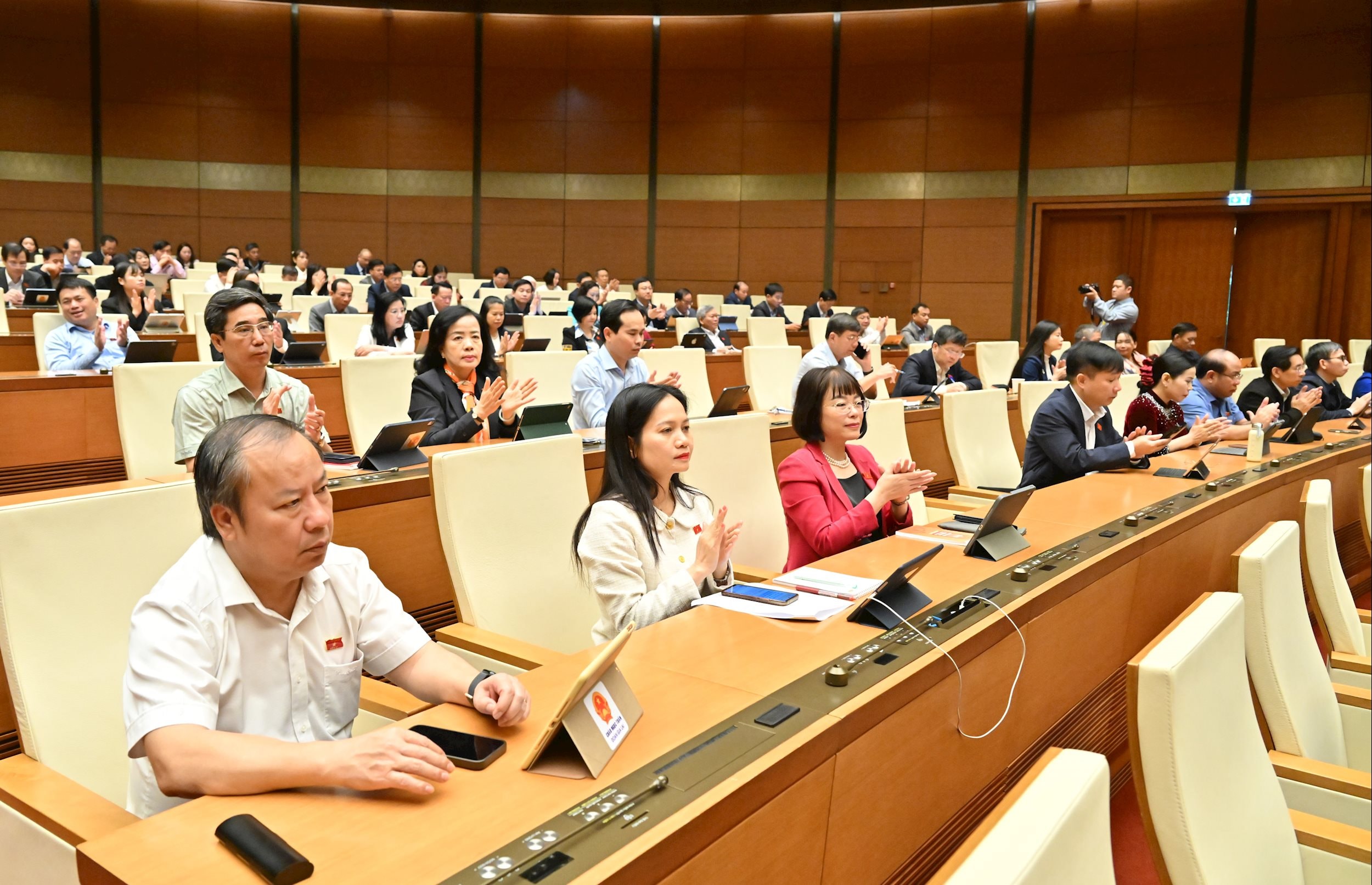 Quốc hội yêu cầu khắc phục ô nhiễm không khí Cấp bách tại TPHCM và Hà Nội - Ảnh 1.