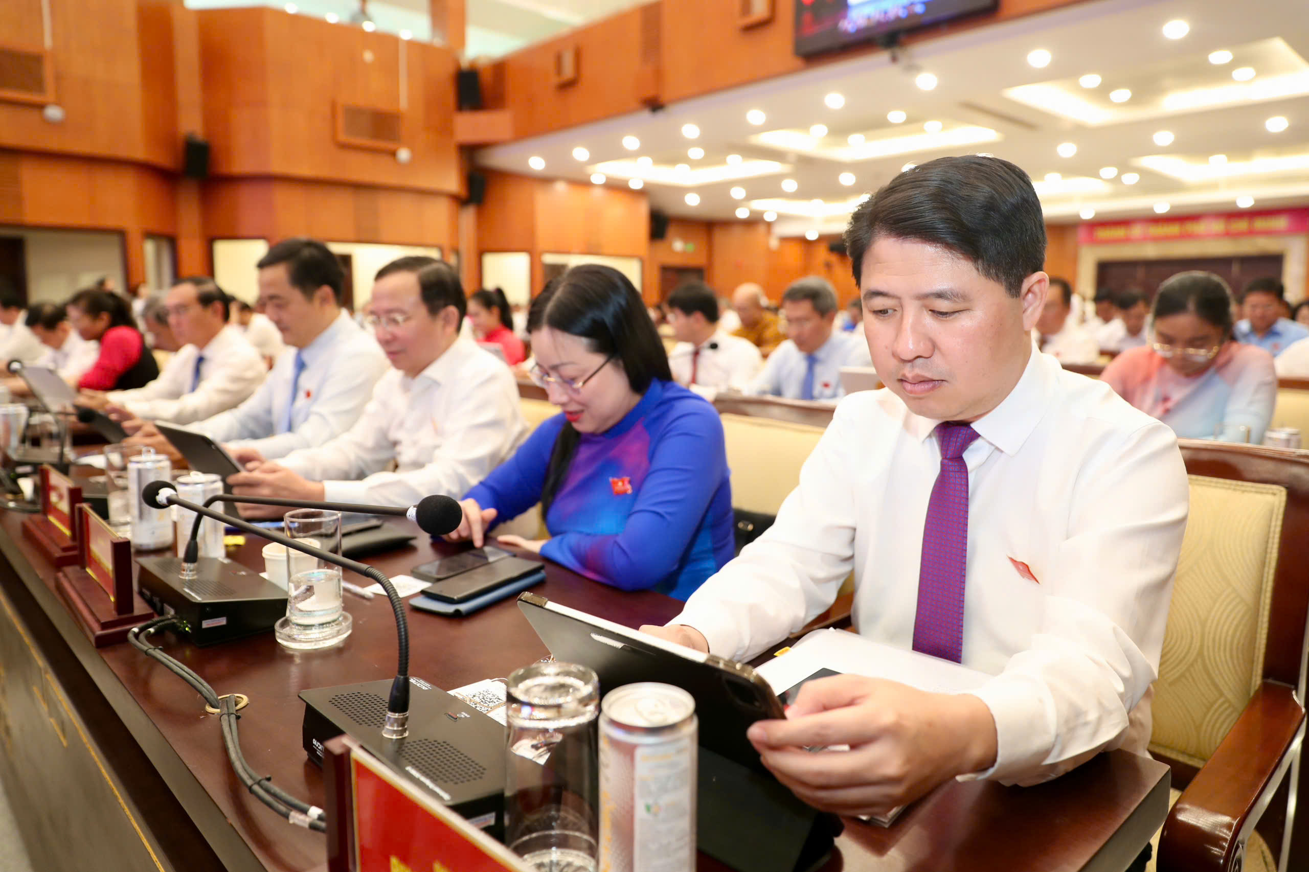 Chủ tịch HĐND TPHCM: Đại biểu HĐND phải l&agrave; cầu nối tin cậy giữa cử tri với ch&iacute;nh quyền - Ảnh 5.