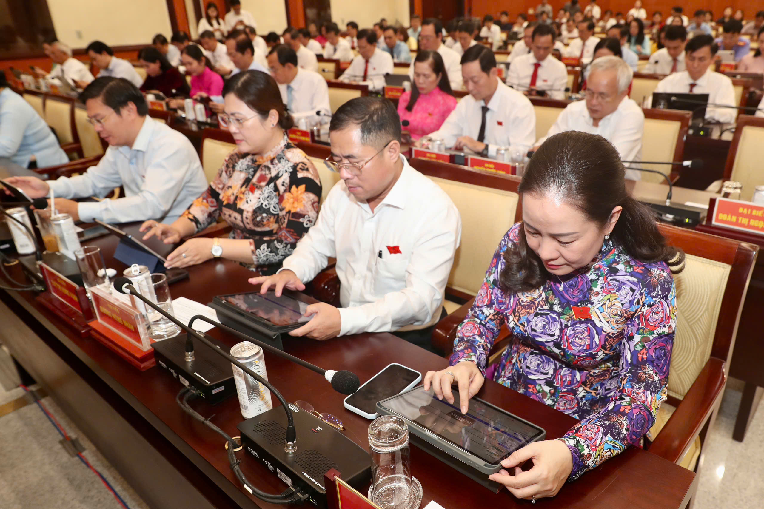 Chủ tịch HĐND TPHCM: Đại biểu HĐND phải l&agrave; cầu nối tin cậy giữa cử tri với ch&iacute;nh quyền - Ảnh 6.
