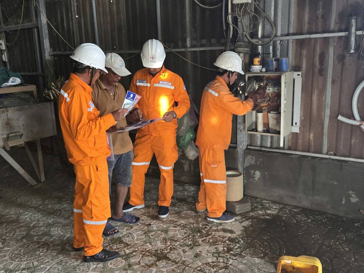 EVNSPC hướng đến đồng bào bị ảnh hưởng thiên tai, bão lụt trong “Tháng tri ân khách hàng 2025” - Ảnh 2.