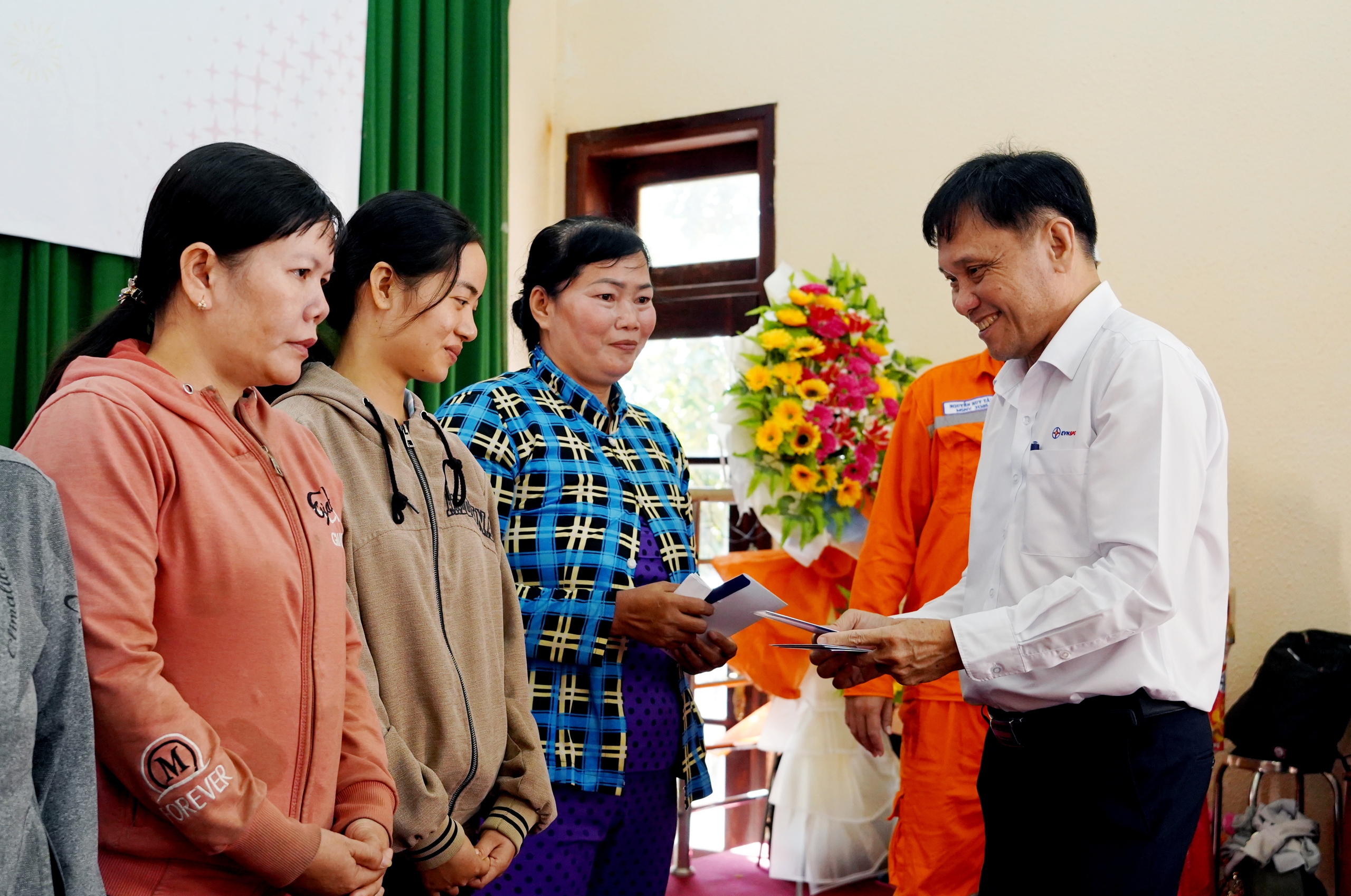 EVNSPC hướng đến đồng bào bị ảnh hưởng thiên tai, bão lụt trong “Tháng tri ân khách hàng 2025” - Ảnh 5.