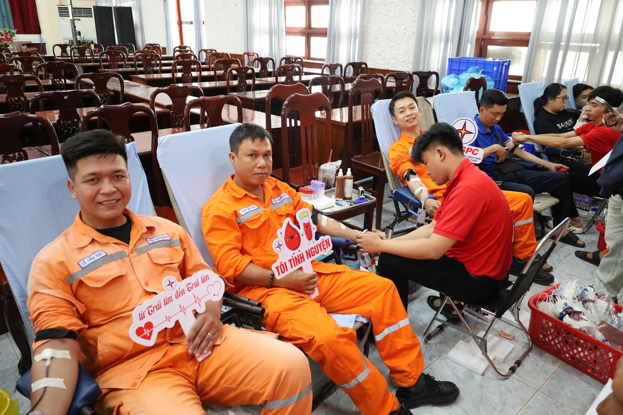 EVNSPC hướng đến đồng bào bị ảnh hưởng thiên tai, bão lụt trong “Tháng tri ân khách hàng 2025” - Ảnh 1.