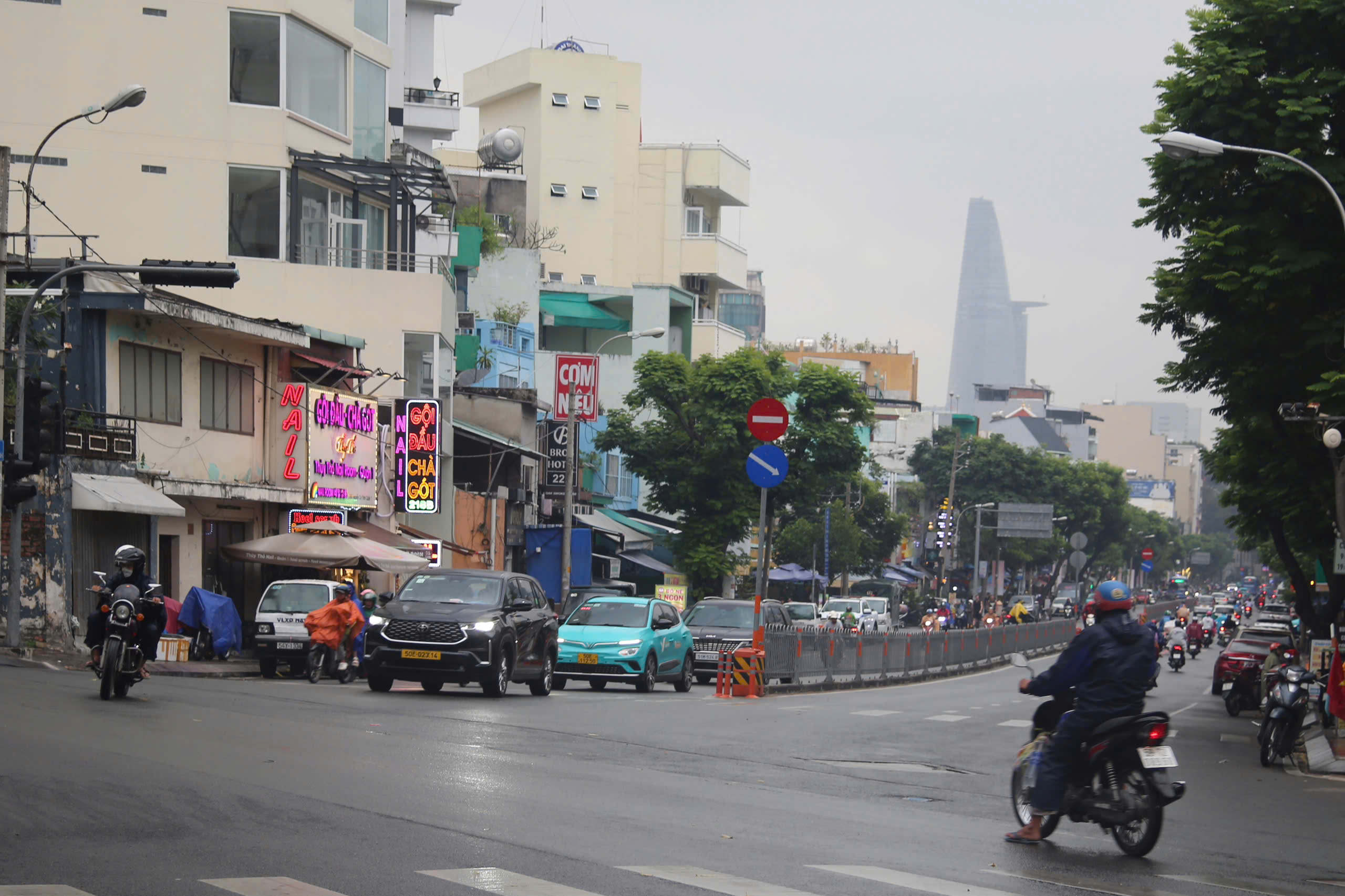 Bầu trời TPHCM tối sầm trong cơn mưa chiều - Ảnh 3.