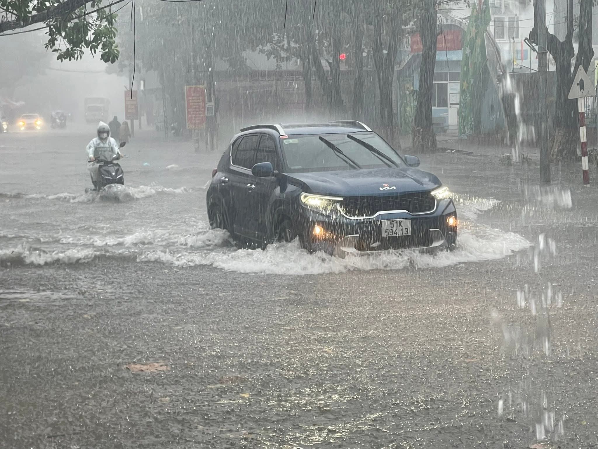 Mưa lớn dồn dập, nhiều nơi tại Kh&aacute;nh H&ograve;a ngập cục bộ, sạt lở taluy - Ảnh 3.