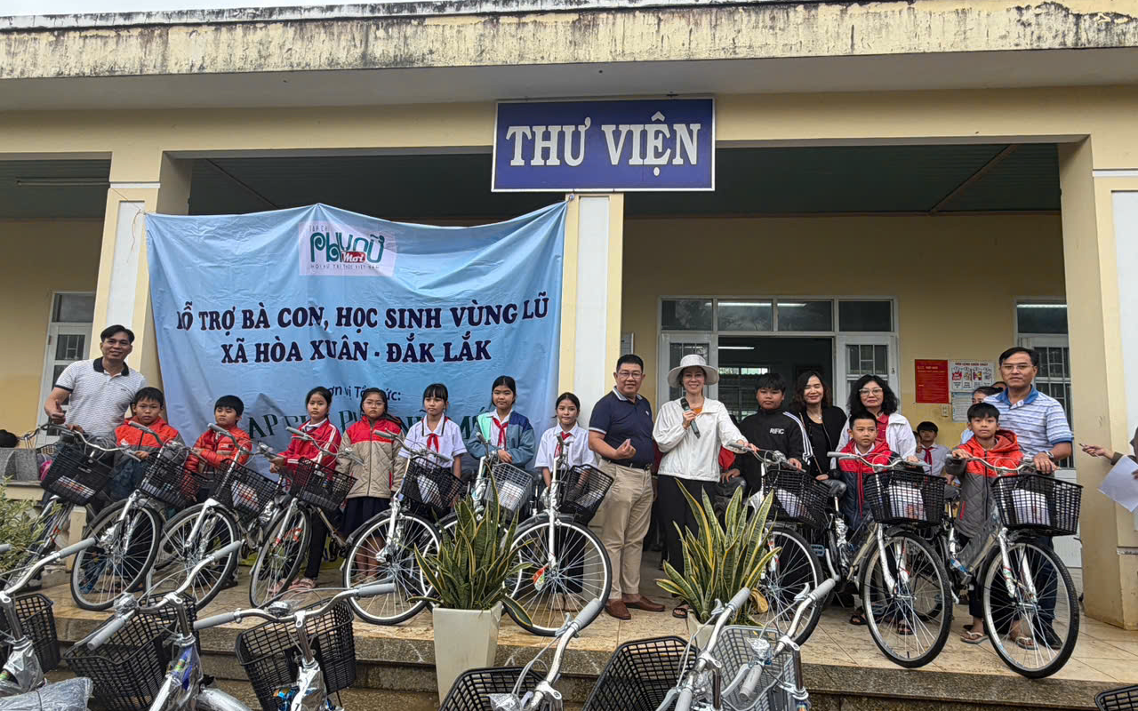 Tạp chí Phụ nữ Mới trao quà cho bà con, học sinh vùng lũ Đắk Lắk
