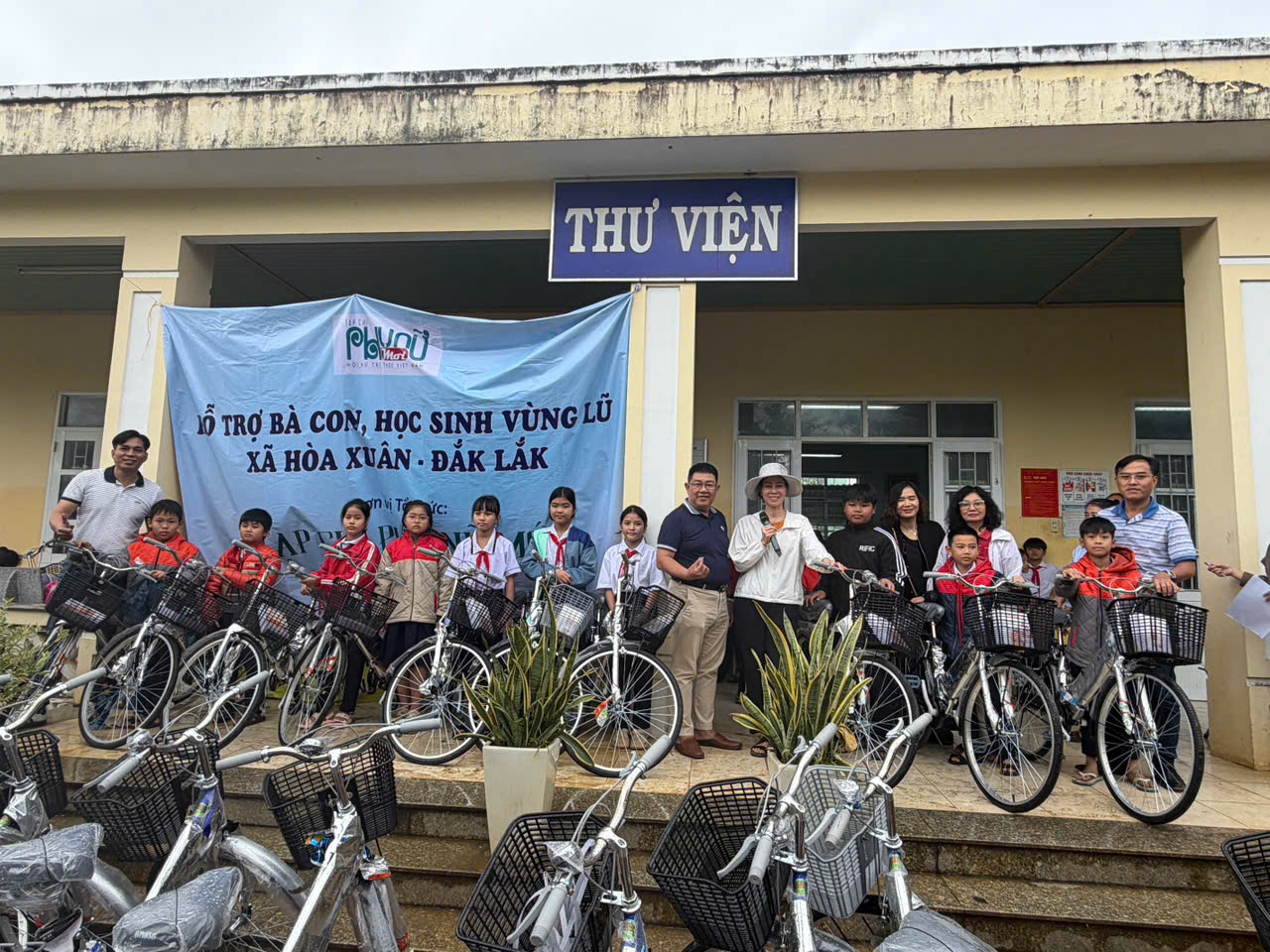 Tạp ch&iacute; Phụ nữ Mới trao qu&agrave; v&agrave; tiền mặt cho b&agrave; con v&agrave; học sinh v&ugrave;ng lũ đắk lắk. - Ảnh 1.