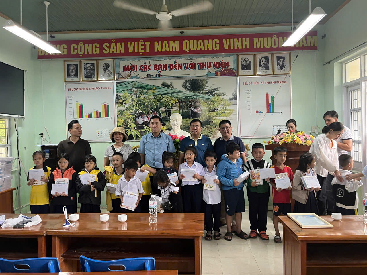 Tạp ch&iacute; Phụ nữ Mới trao qu&agrave; v&agrave; tiền mặt cho b&agrave; con v&agrave; học sinh v&ugrave;ng lũ đắk lắk. - Ảnh 2.