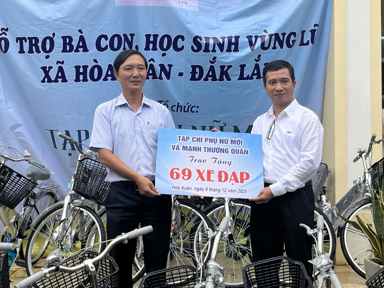 Tạp ch&iacute; Phụ nữ Mới trao qu&agrave; v&agrave; tiền mặt cho b&agrave; con v&agrave; học sinh v&ugrave;ng lũ đắk lắk. - Ảnh 3.