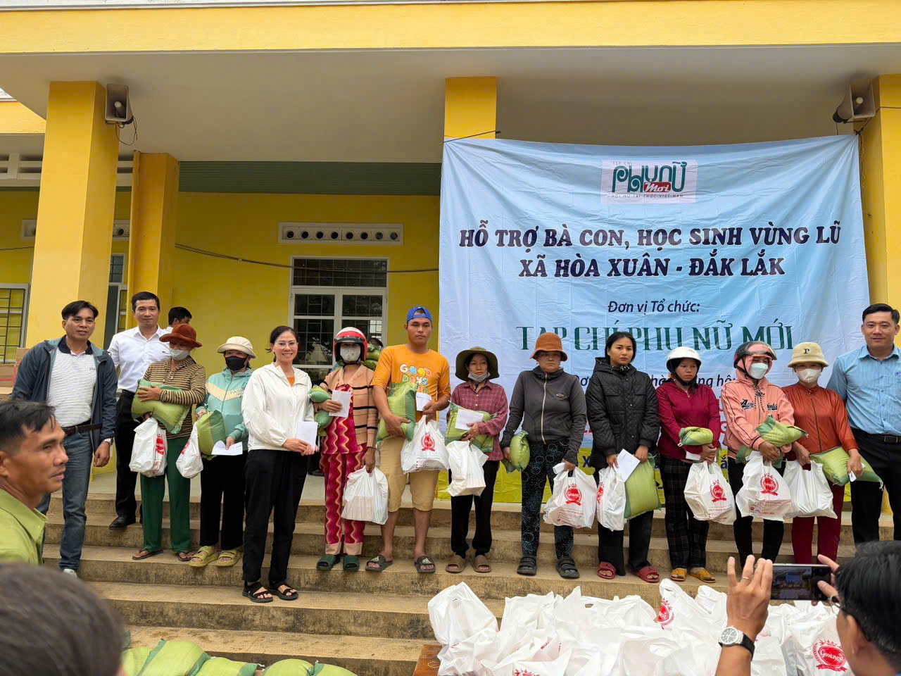 Tạp ch&iacute; Phụ nữ Mới trao qu&agrave; v&agrave; tiền mặt cho b&agrave; con v&agrave; học sinh v&ugrave;ng lũ đắk lắk. - Ảnh 4.