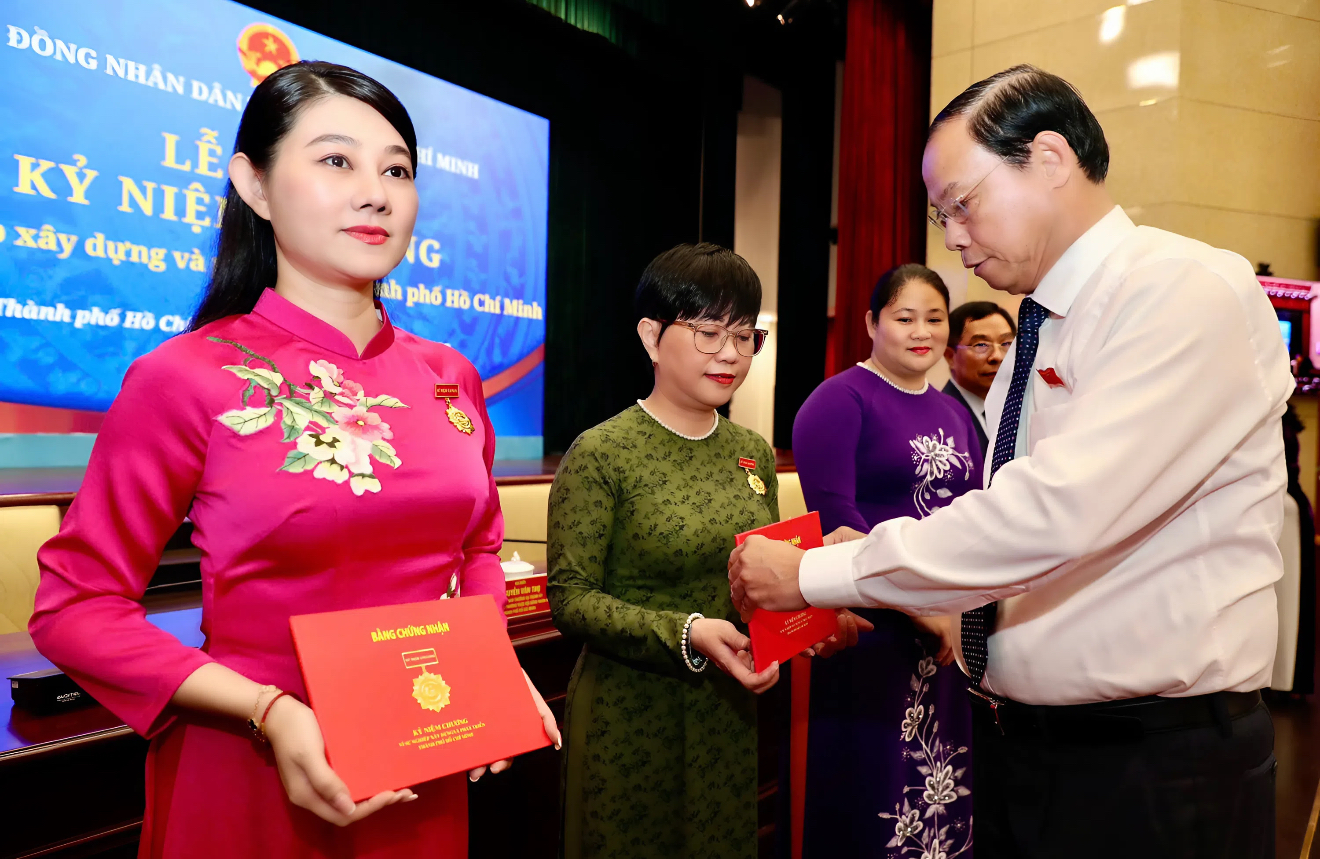 Chủ tịch HĐND TPHCM: Đại biểu HĐND phải l&agrave; cầu nối tin cậy giữa cử tri với ch&iacute;nh quyền - Ảnh 10.