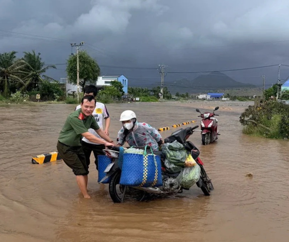Mưa lớn dồn dập, nhiều nơi tại Kh&aacute;nh H&ograve;a ngập cục bộ, sạt lở taluy - Ảnh 2.