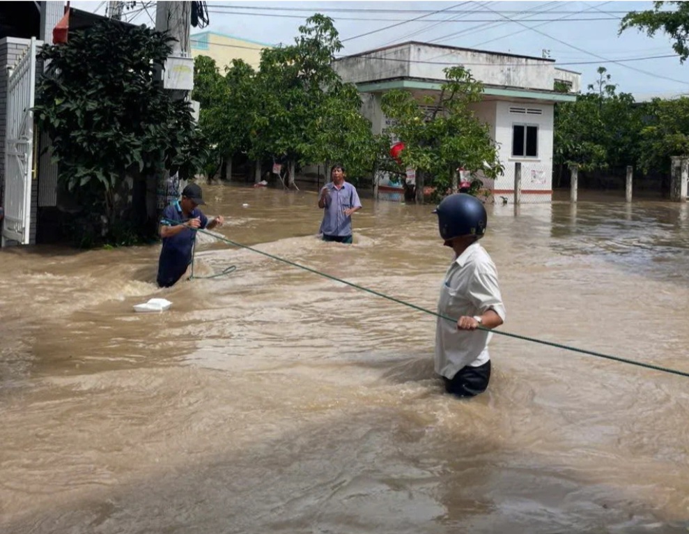 Mưa lớn dồn dập, nhiều nơi tại Kh&aacute;nh H&ograve;a ngập cục bộ, sạt lở taluy - Ảnh 1.