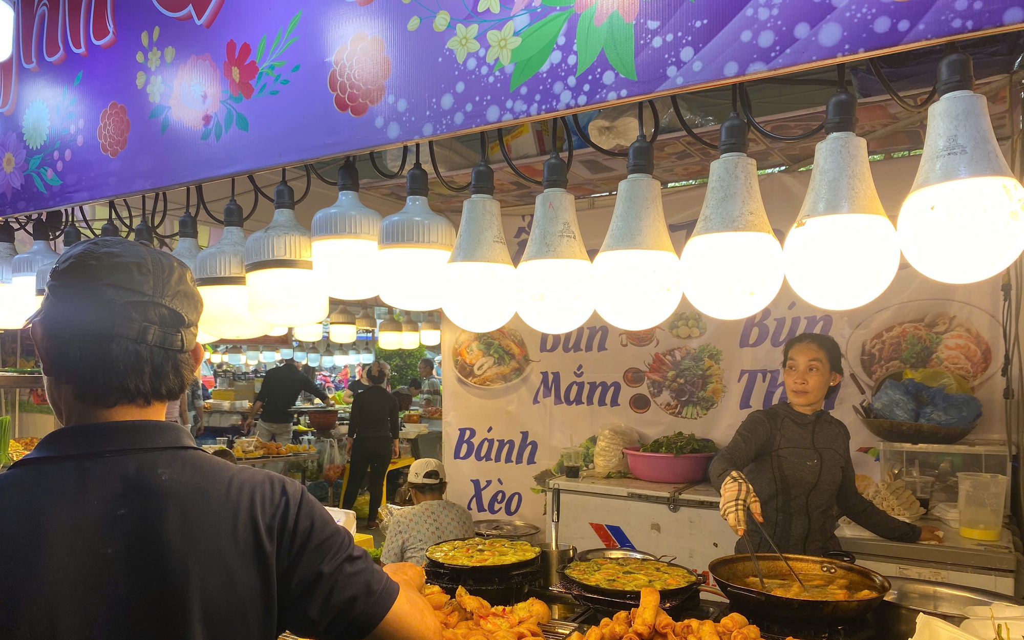 Chợ Bình Tây hút khách nhờ ẩm thực dân gian và kiến trúc cổ