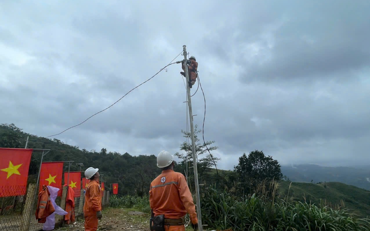 Nỗ lực đưa điện về thôn 6, xã Trà Leng trong những ngày cuối năm 2025