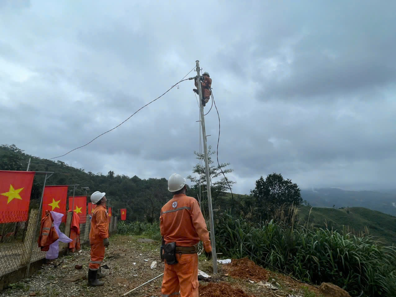 Nỗ lực đưa điện về th&ocirc;n 6, x&atilde; Tr&agrave; Leng trong những ng&agrave;y cuối năm 2025 - Ảnh 2.