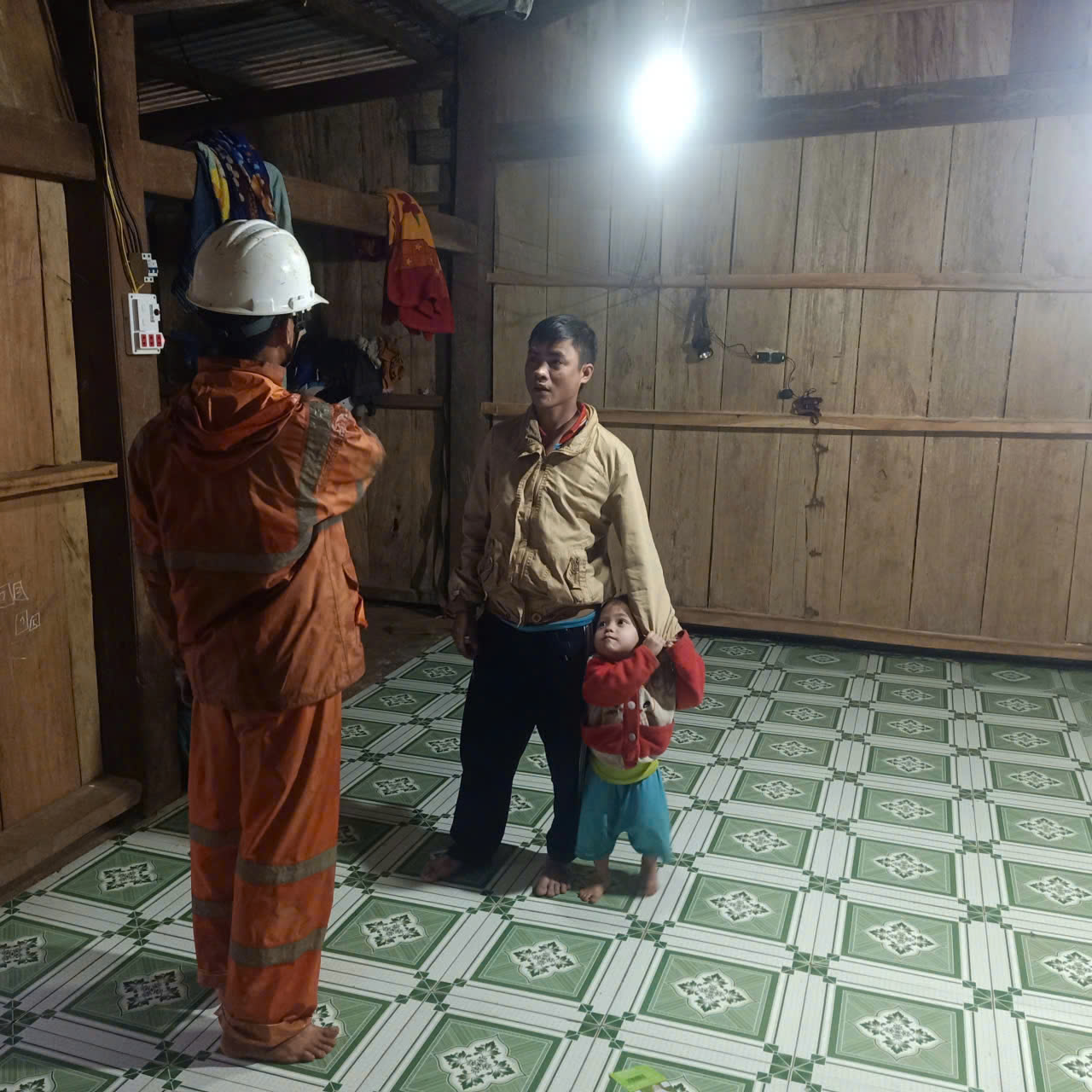 Nỗ lực đưa điện về th&ocirc;n 6, x&atilde; Tr&agrave; Leng trong những ng&agrave;y cuối năm 2025 - Ảnh 1.
