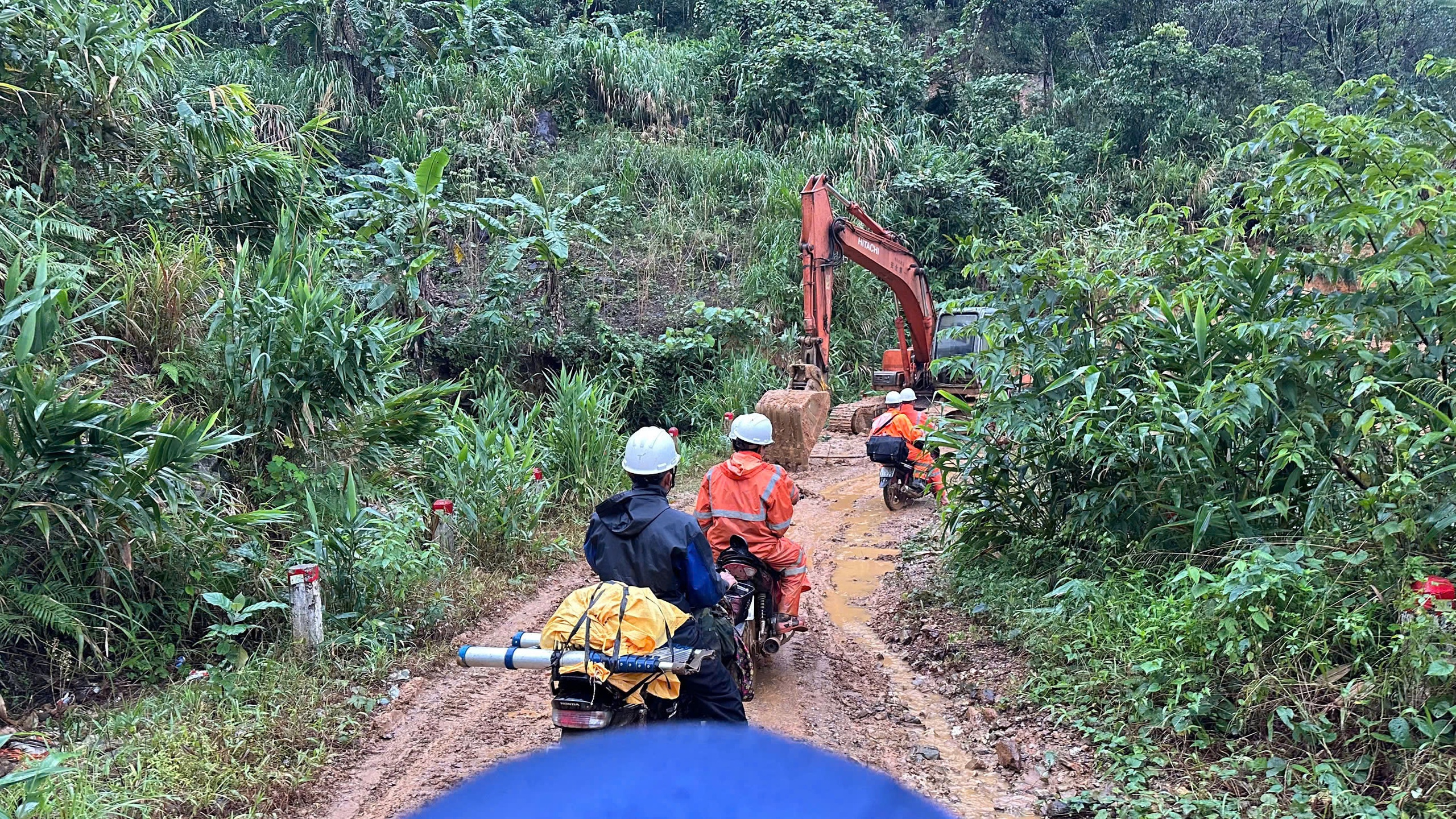 Nỗ lực đưa điện về th&ocirc;n 6, x&atilde; Tr&agrave; Leng trong những ng&agrave;y cuối năm 2025 - Ảnh 4.
