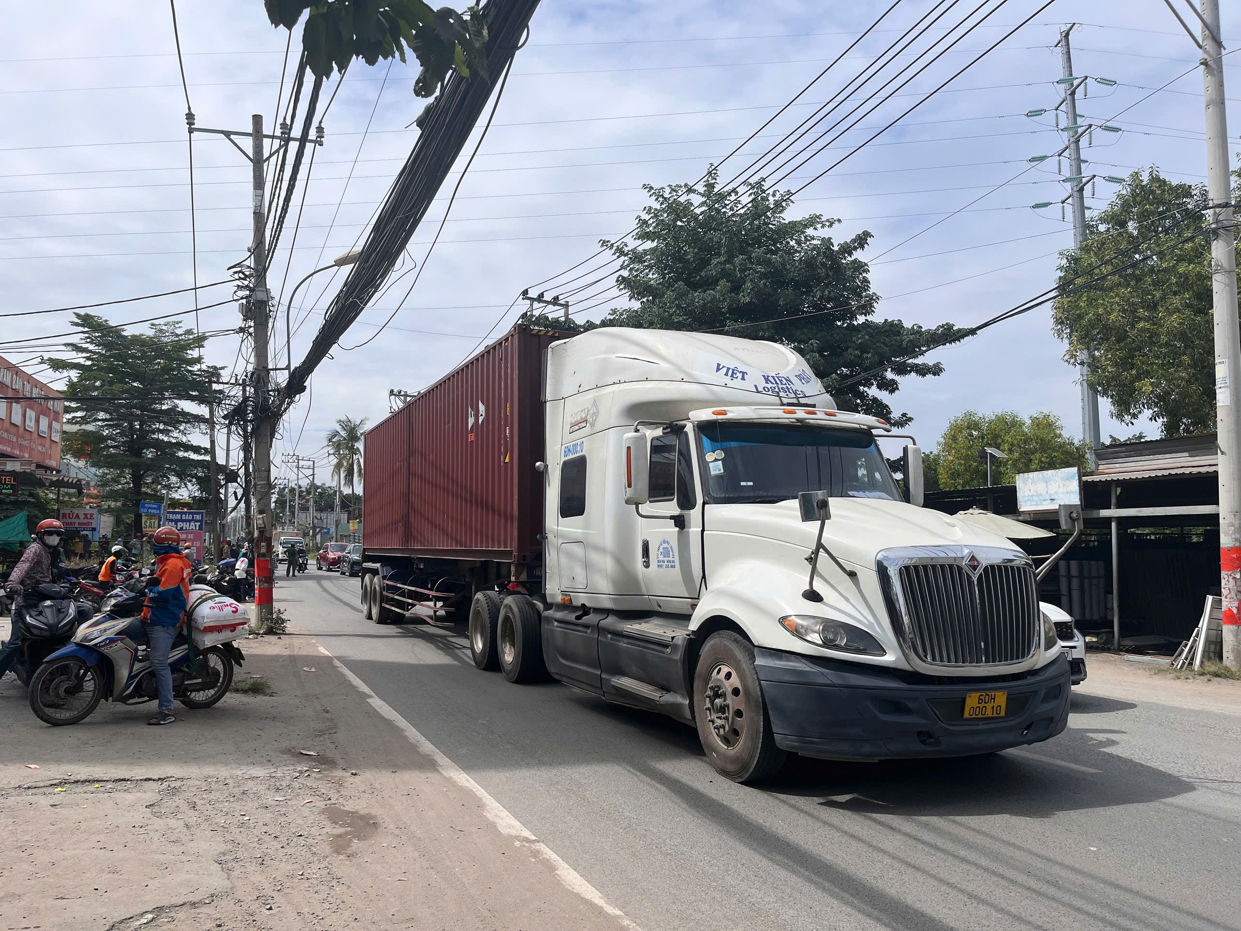 Tai nạn chết người trên đường Nguyễn Duy Trinh , TPHCM: Nguyên nhân và hệ lụy - Ảnh 1.