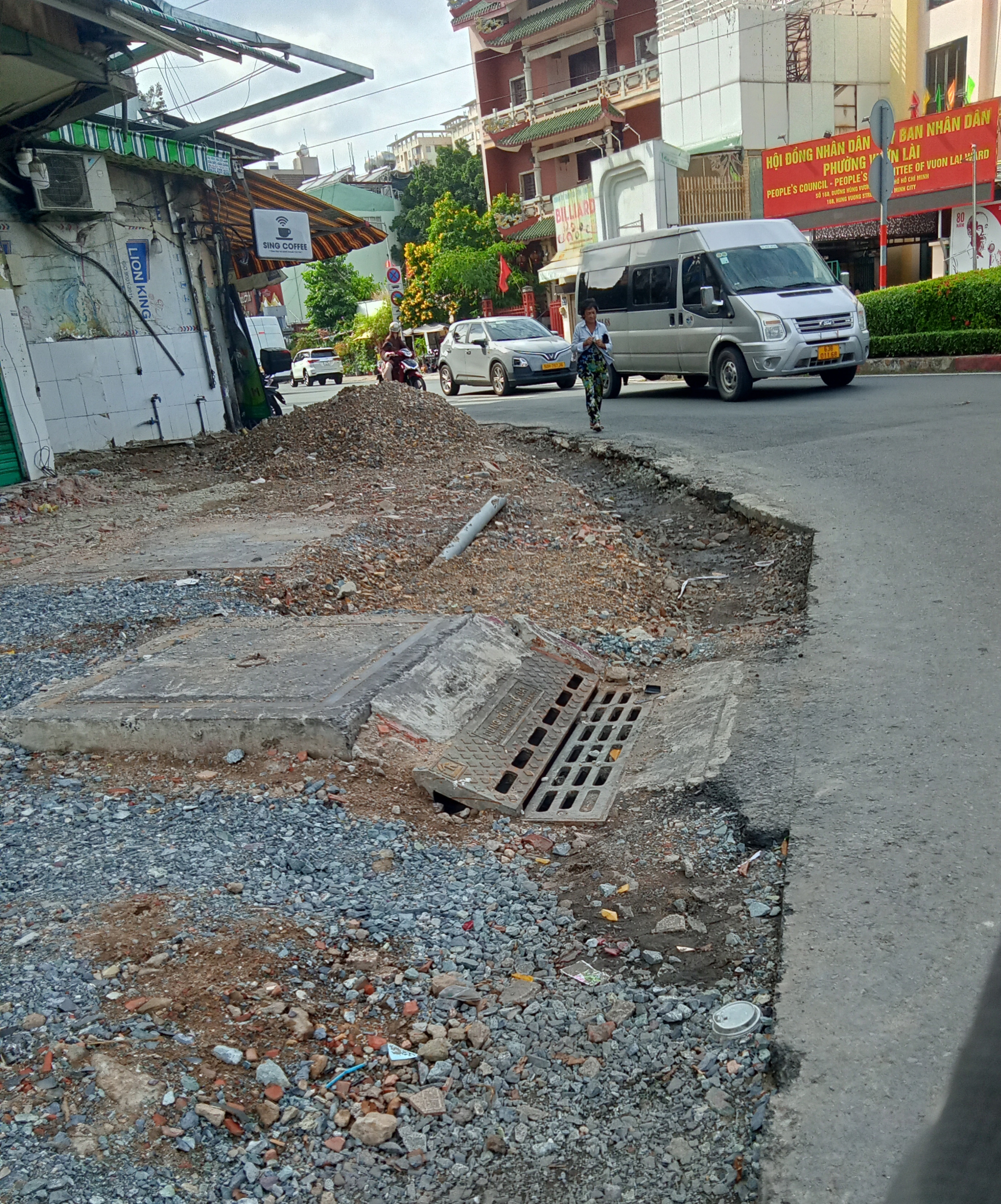 Thi công không rào chắn, không biển cảnh báo - Ảnh 1.