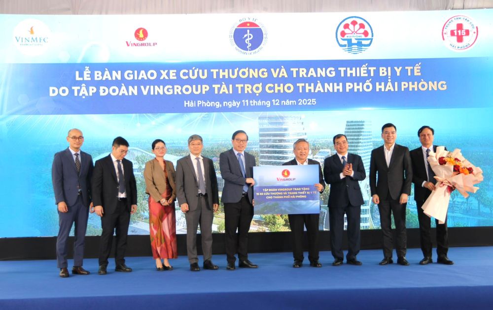Hải Phòng tiếp nhận 15 xe cứu thương hiện đại với giá trị hơn 26 tỷ đồng - Ảnh 1.