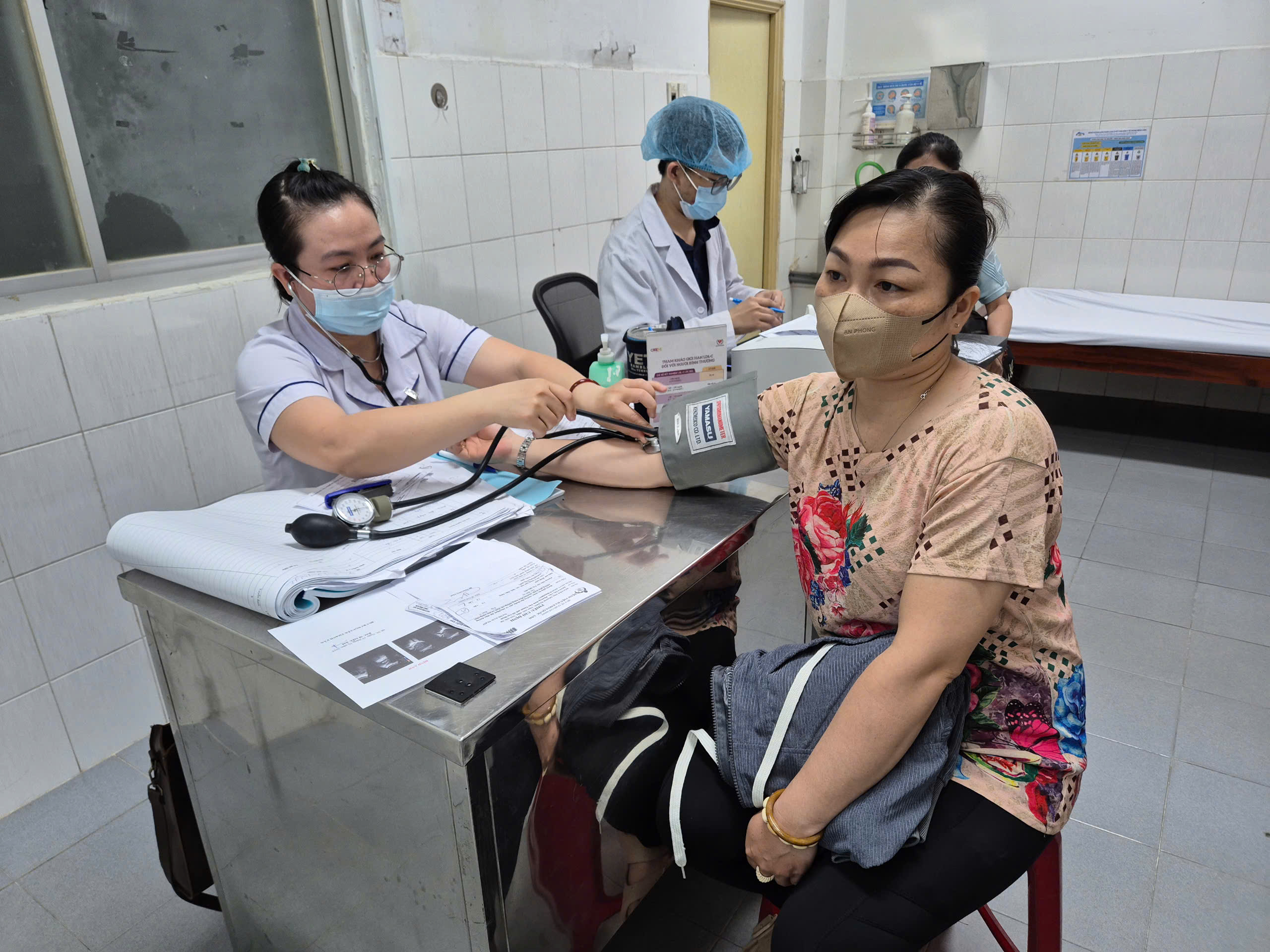 Từ 15-5, lương đóng BHYT cho người lao động thấp hơn mức quy định bị xử phạt ra sao? - Ảnh 1.