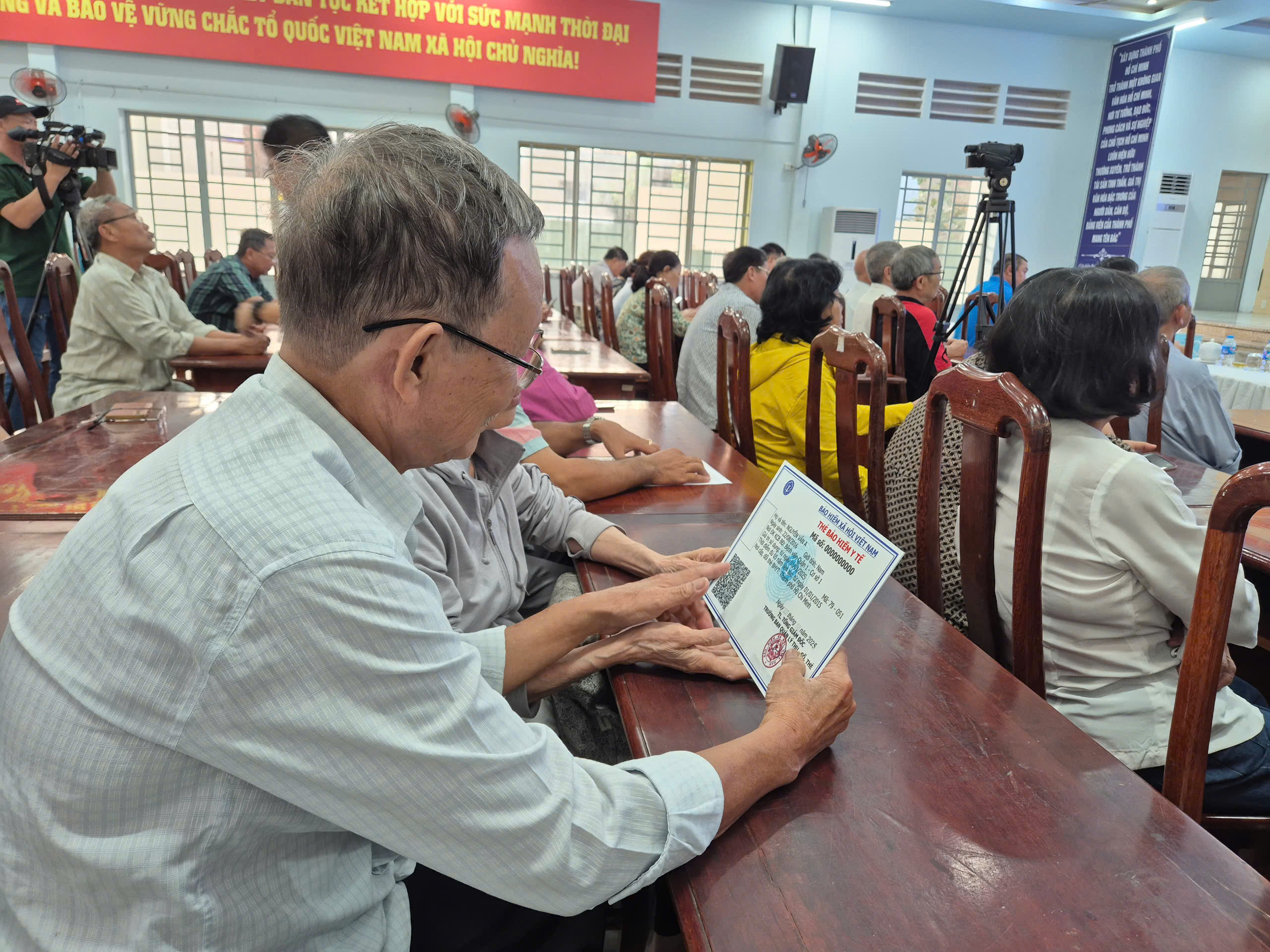 TPHCM: Người độc thân từ đủ 60 tuổi đến dưới 65 tuổi sẽ được hỗ trợ 100% mức đóng BHYT từ 1-1-2026 - Ảnh 1.
