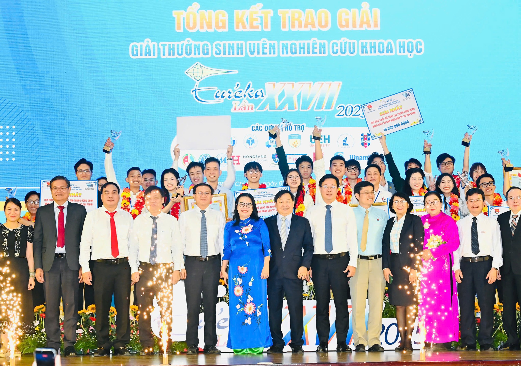 Hỗ trợ t&acirc;m l&yacute; cho người bị ung thư đoạt giải nhất Nghi&ecirc;n cứu khoa học Eur&eacute;ka - Ảnh 2.
