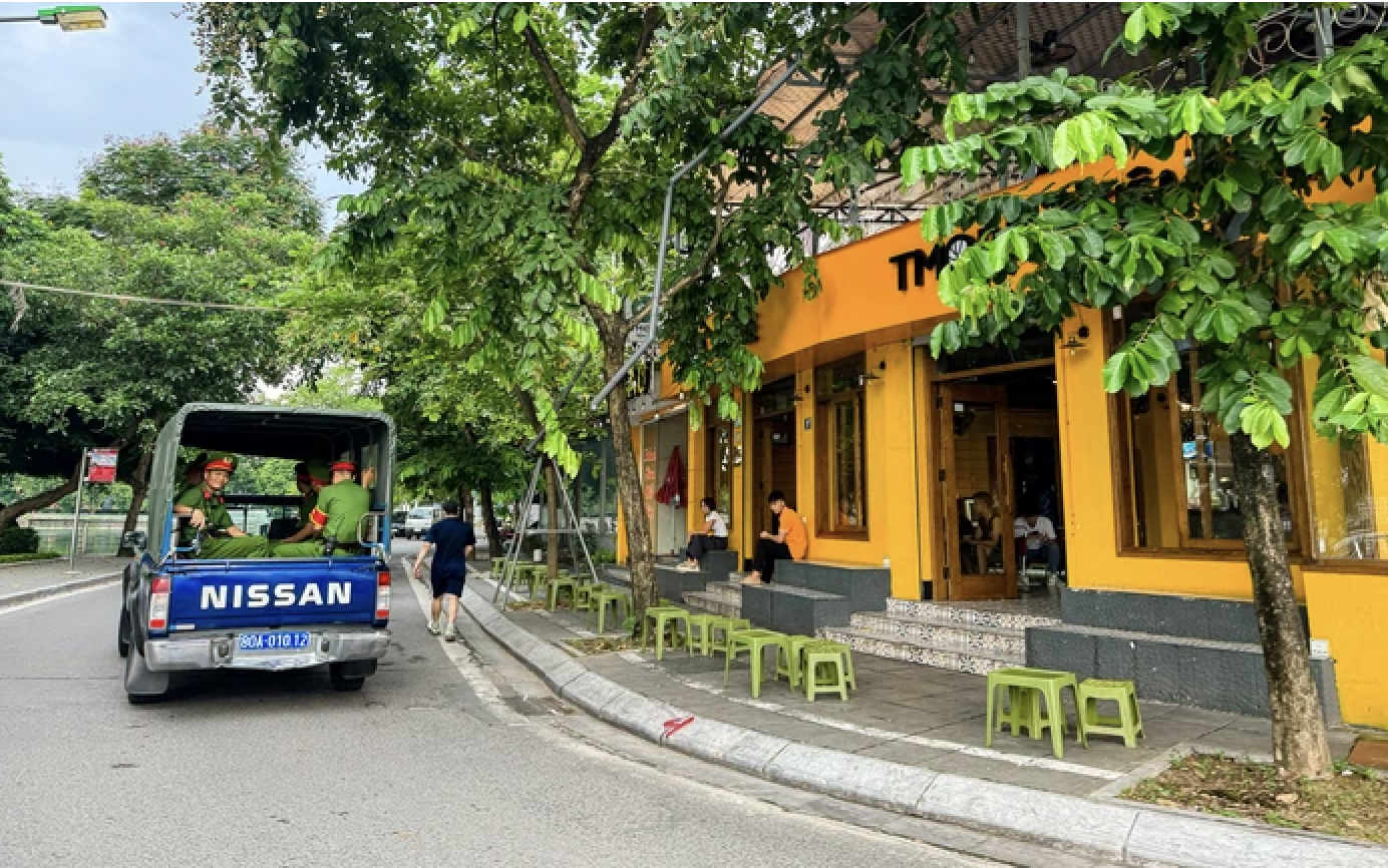 H&agrave; Nội ra qu&acirc;n gi&agrave;nh lại vỉa h&egrave; v&agrave; l&ograve;ng đường cho người đi bộ - Ảnh 1.