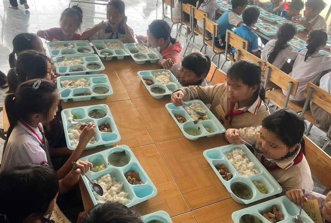 Dự án Nuôi em tại Đắk Lắk hỗ trợ suất ăn cho học sinh khó khăn - Ảnh 1.