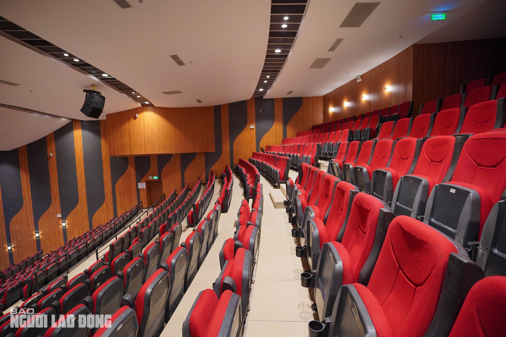 Ngắm nh&agrave; h&aacute;t H&ograve;a B&igrave;nh tuyệt đẹp trong tấm &aacute;o mới trị gi&aacute; hơn 270 tỉ đồng - Ảnh 10.