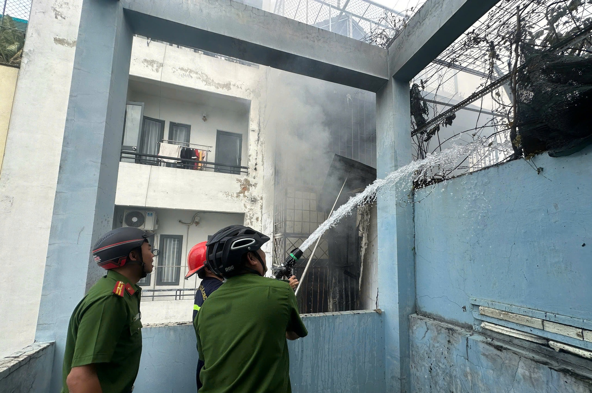 Ch&aacute;y nh&agrave; TPHCM: Cảnh s&aacute;t cứu 2 người tho&aacute;t khỏi lửa dữ - Ảnh 2.