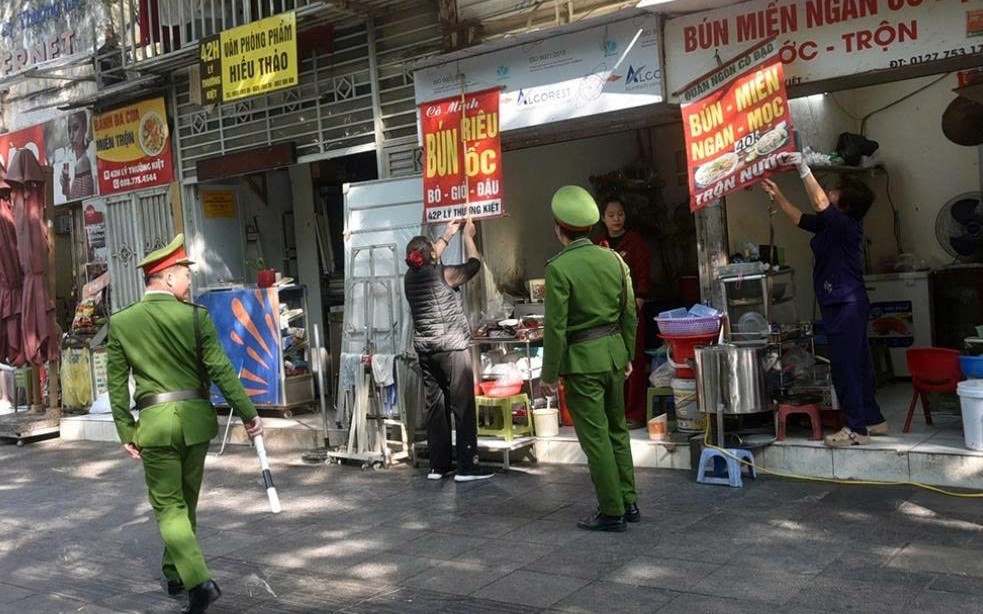 Ngày 13-12, Hà Nội đồng loạt ra quân giành lại toàn bộ vỉa hè, lòng đường