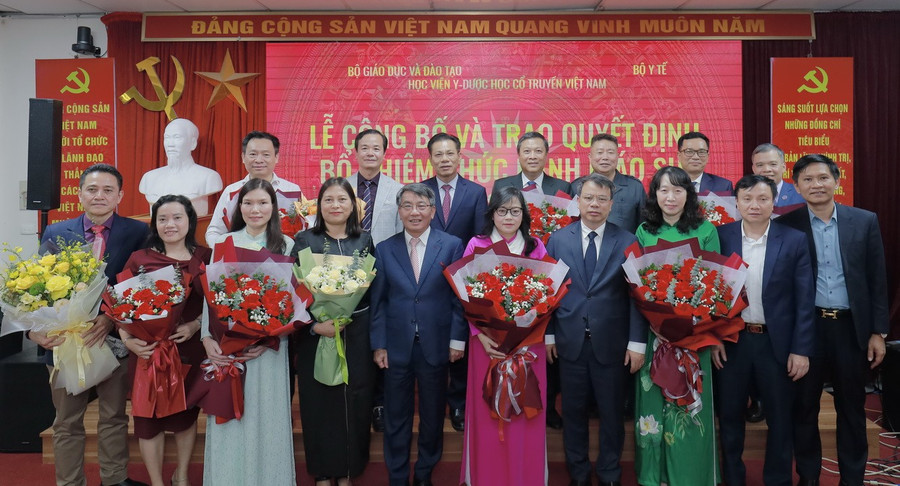 Trao quyết định bổ nhiệm chức danh Ph&oacute; gi&aacute;o sư ng&agrave;nh Y - Ảnh 3.