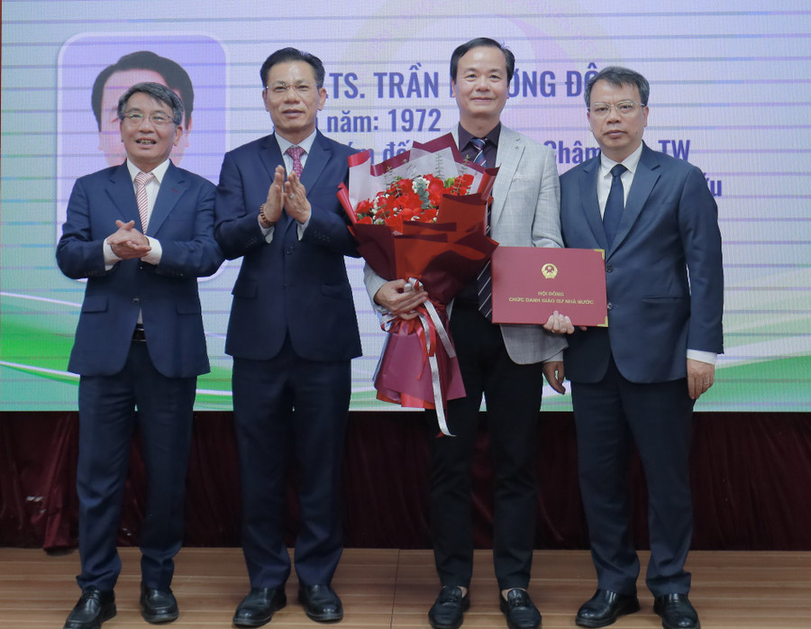 Trao quyết định bổ nhiệm chức danh Ph&oacute; gi&aacute;o sư ng&agrave;nh Y - Ảnh 2.