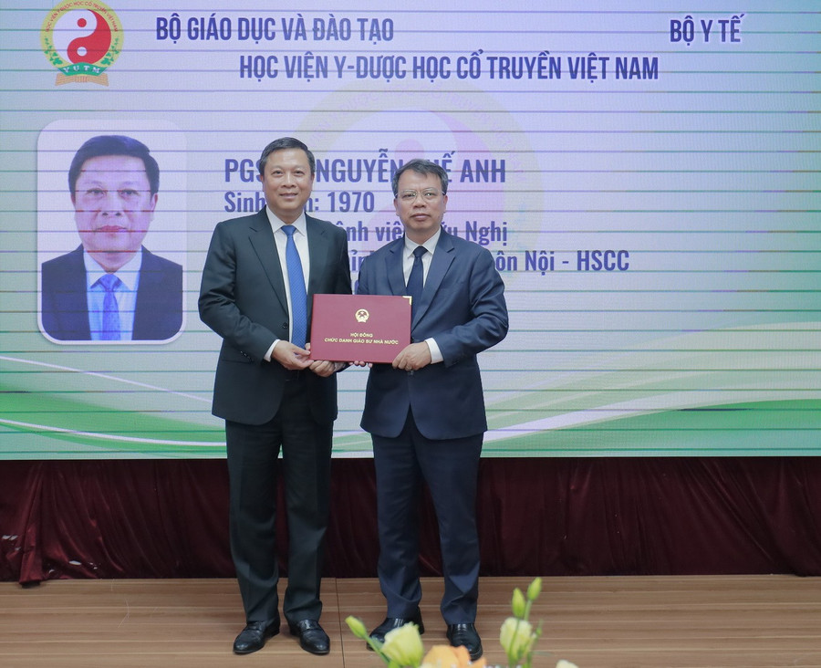 Trao quyết định bổ nhiệm chức danh Ph&oacute; gi&aacute;o sư ng&agrave;nh Y - Ảnh 1.
