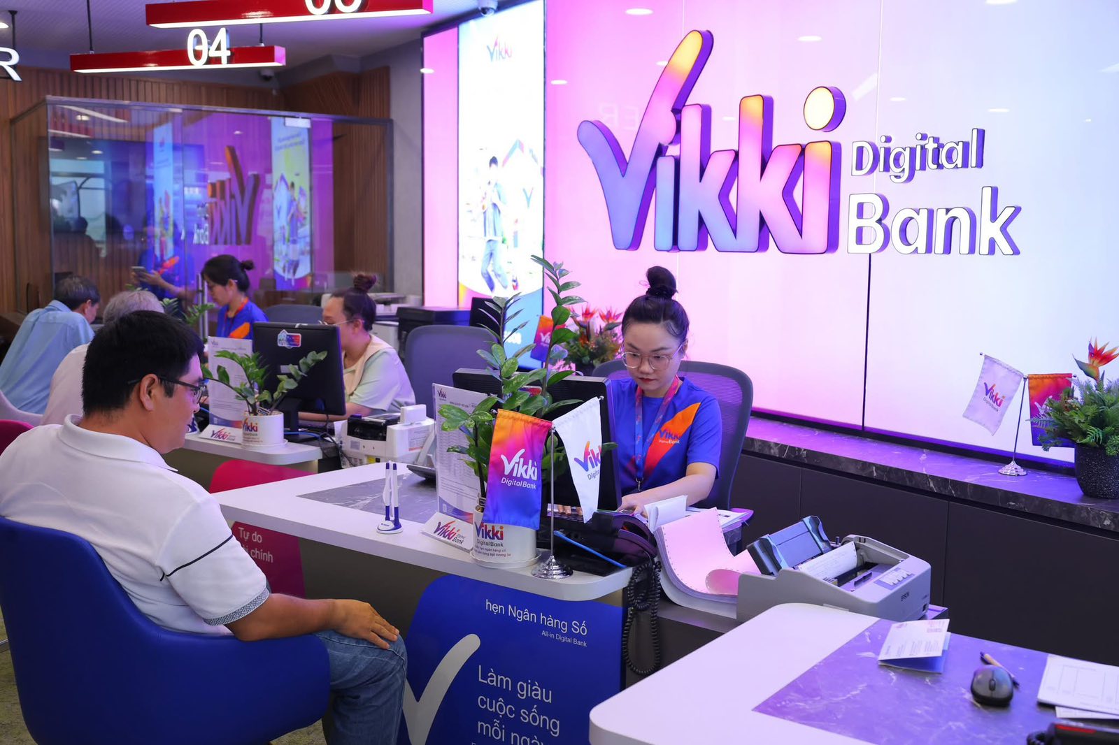 Kh&aacute;ch h&agrave;ng vỡ &ograve;a khi tr&uacute;ng v&agrave;ng từ chương tr&igrave;nh  &ldquo;tiết kiệm Vikki &ndash; tr&uacute;ng v&agrave;ng k&yacute;&rdquo; - Ảnh 2.