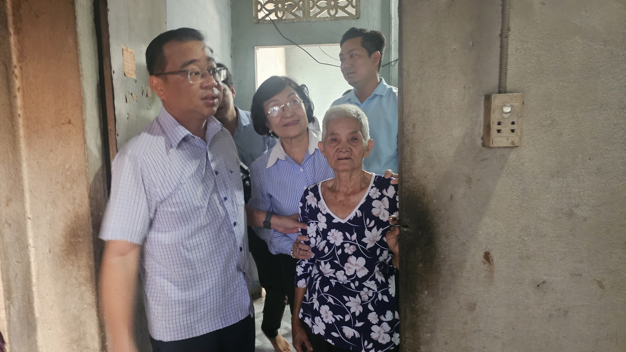 Cụ b&agrave; 74 tuổi ở B&igrave;nh Dương x&uacute;c động khi nhận hỗ trợ hộ ngh&egrave;o sửa nh&agrave; xuống cấp - Ảnh 2.