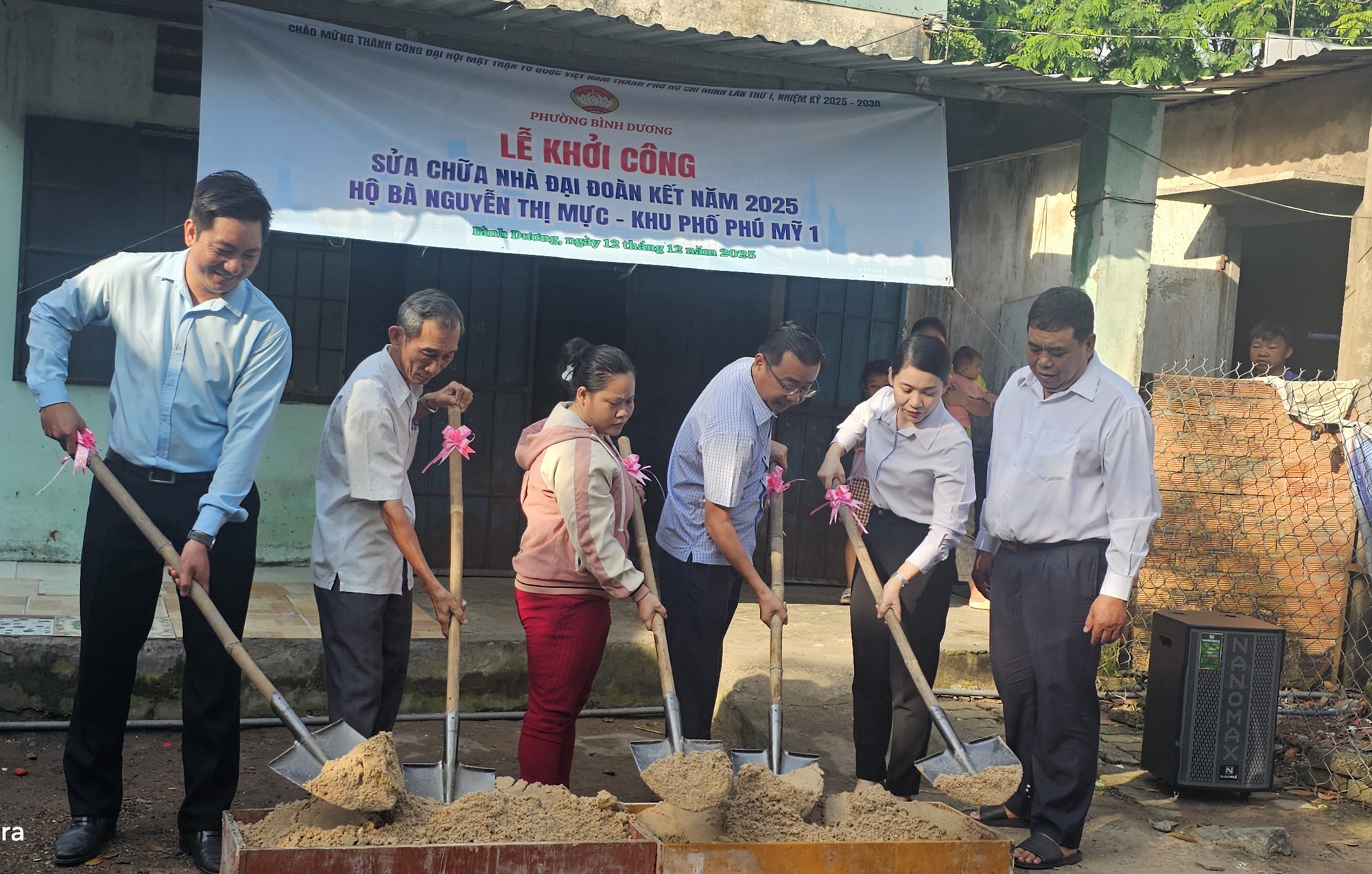 Cụ b&agrave; 74 tuổi ở B&igrave;nh Dương x&uacute;c động khi nhận hỗ trợ hộ ngh&egrave;o sửa nh&agrave; xuống cấp - Ảnh 6.