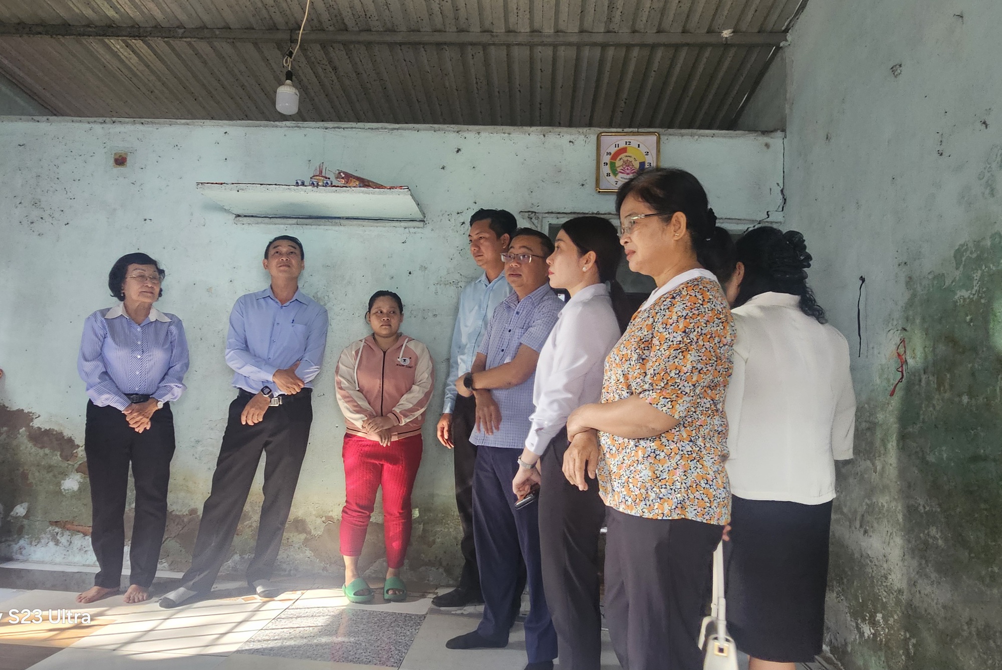 Cụ b&agrave; 74 tuổi ở B&igrave;nh Dương x&uacute;c động khi nhận hỗ trợ hộ ngh&egrave;o sửa nh&agrave; xuống cấp - Ảnh 5.