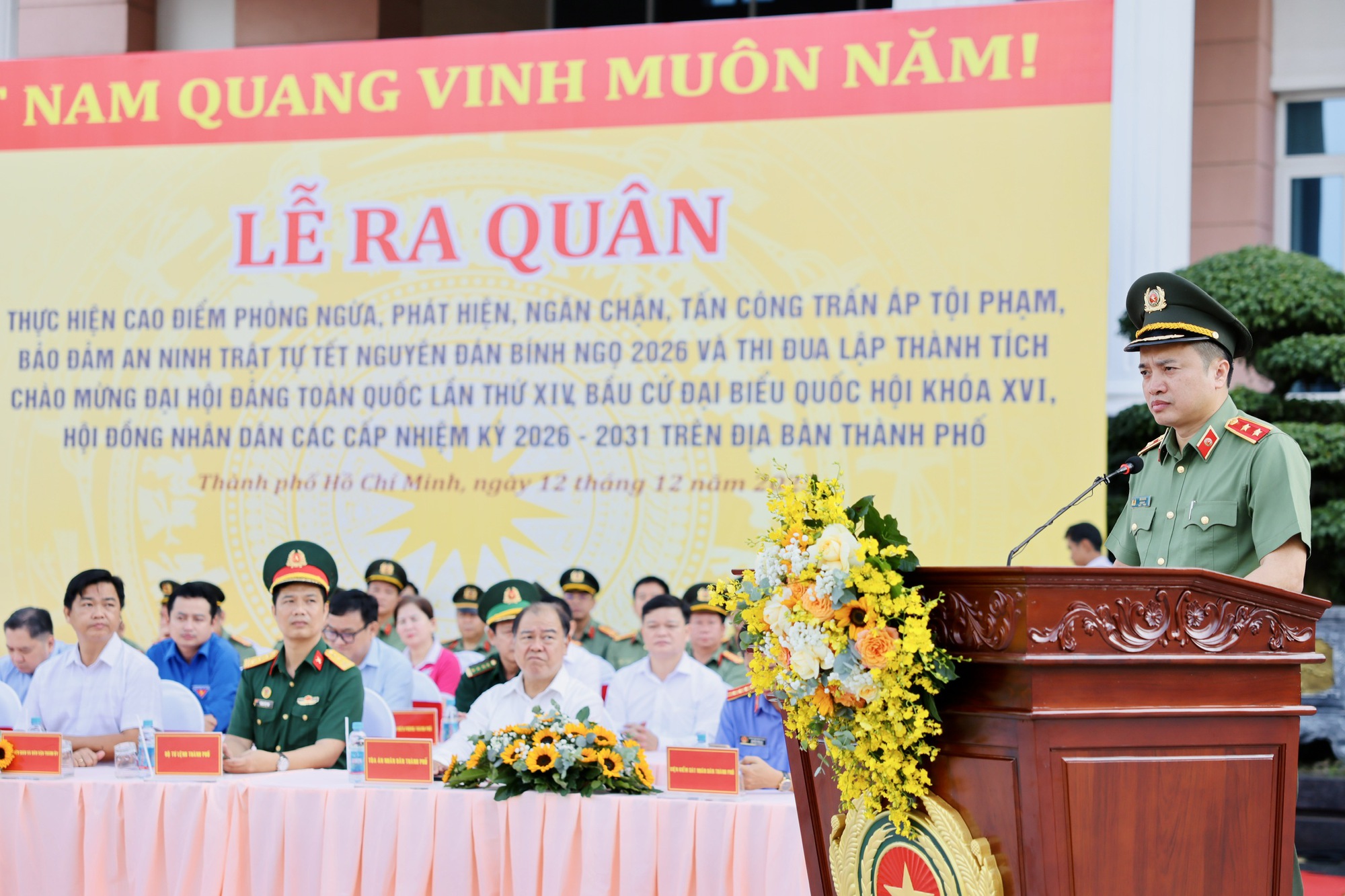Gi&aacute;m đốc C&ocirc;ng an TPHCM ph&aacute;t lệnh ra qu&acirc;n trấn &aacute;p tội phạm dịp Tết Nguy&ecirc;n đ&aacute;n 2026 - Ảnh 1.