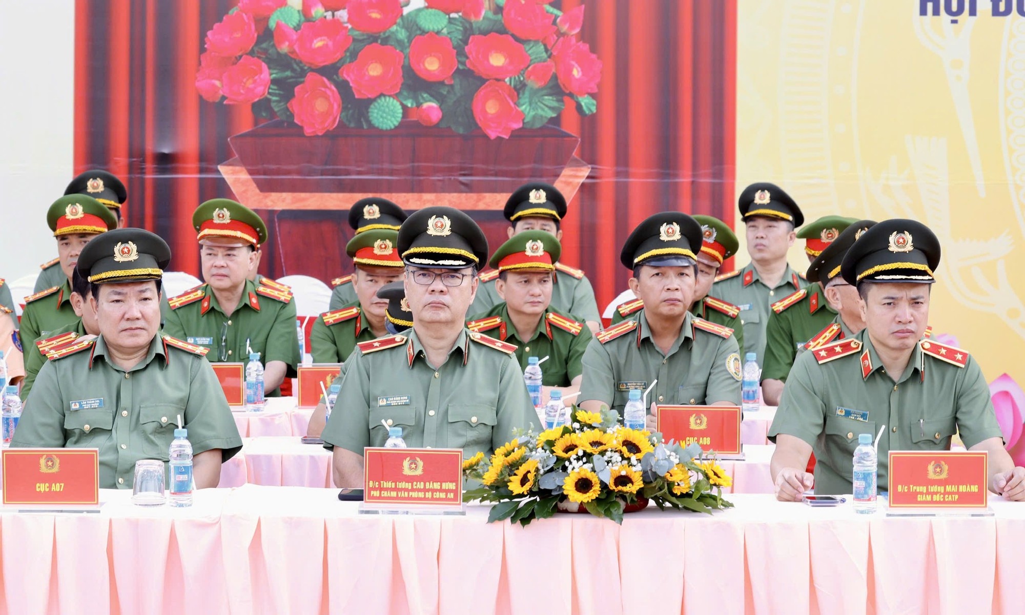 Gi&aacute;m đốc C&ocirc;ng an TPHCM ph&aacute;t lệnh ra qu&acirc;n trấn &aacute;p tội phạm dịp Tết Nguy&ecirc;n đ&aacute;n 2026 - Ảnh 2.